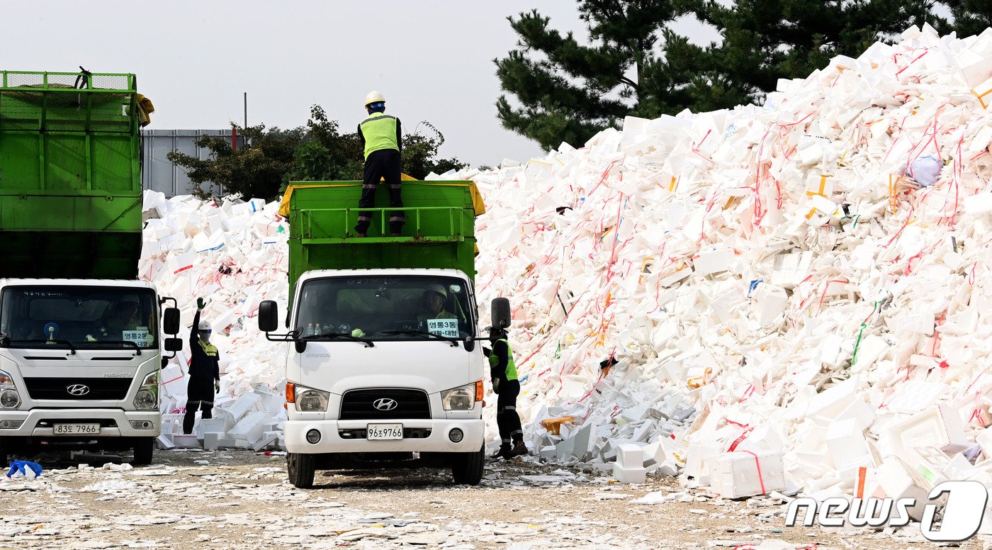 본문 이미지 - 추석 연휴가 끝난 4일 오전 경기 수원시 영통구 수원시자원순환센터에 추석 연휴동안 수거된 스티로폼 상자들이 쌓여있다. (공동취재) 2023.10.4/뉴스1 ⓒ News1 김영운 기자