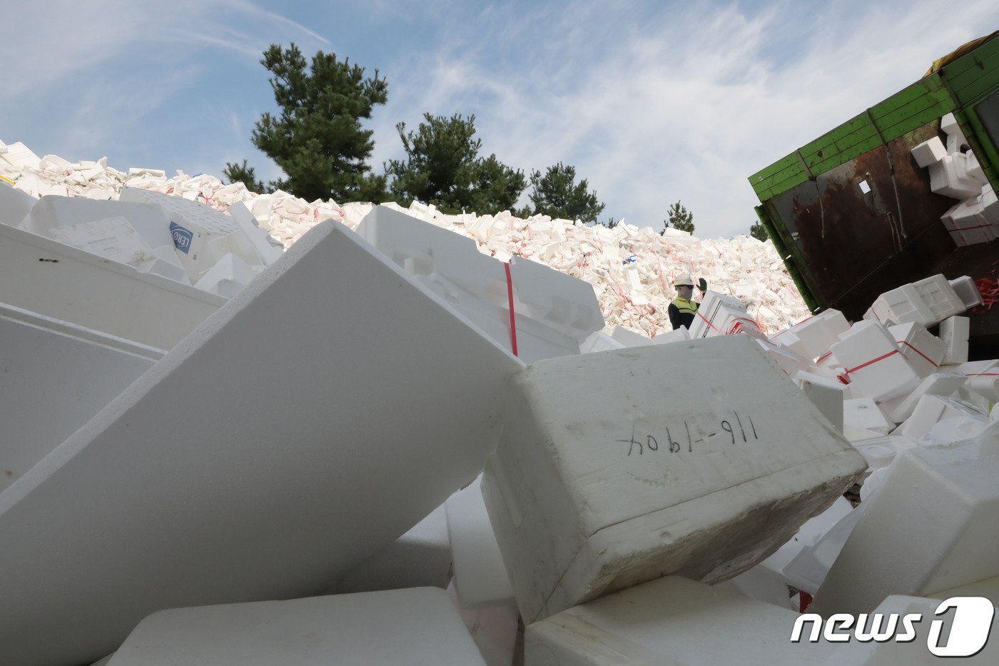 추석 연휴가 끝난 4일 오전 경기 수원시 영통구 수원시자원순환센터에 추석 연휴동안 수거된 스티로폼 상자들이 쌓여있다. &#40;공동취재&#41; 2023.10.4/뉴스1 ⓒ News1 김영운 기자