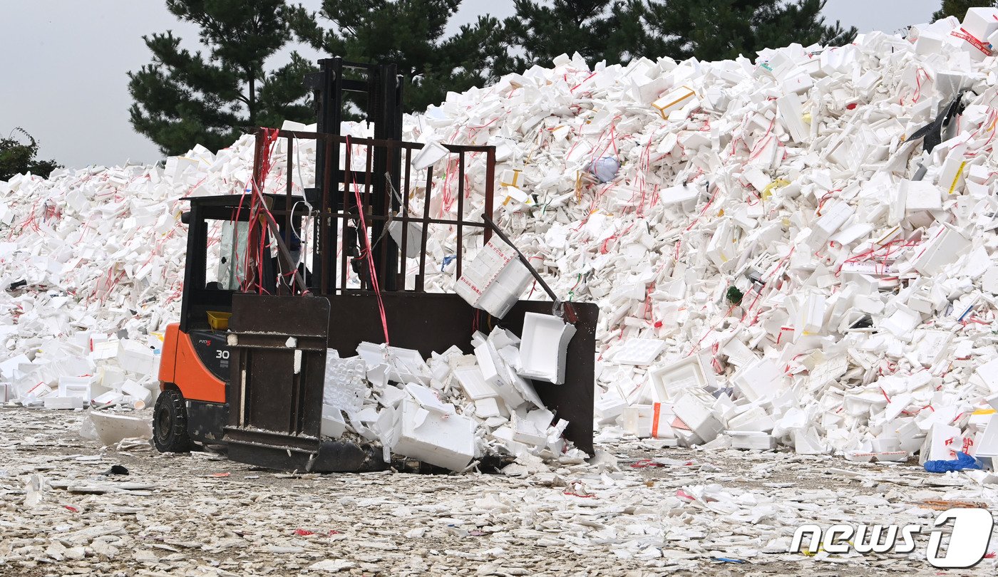 본문 이미지 - 추석 연휴가 끝난 4일 오전 경기 수원시 영통구 수원시자원순환센터에 추석 연휴동안 수거된 스티로폼 상자들이 쌓여있다. (공동취재) 2023.10.4/뉴스1 ⓒ News1 김영운 기자