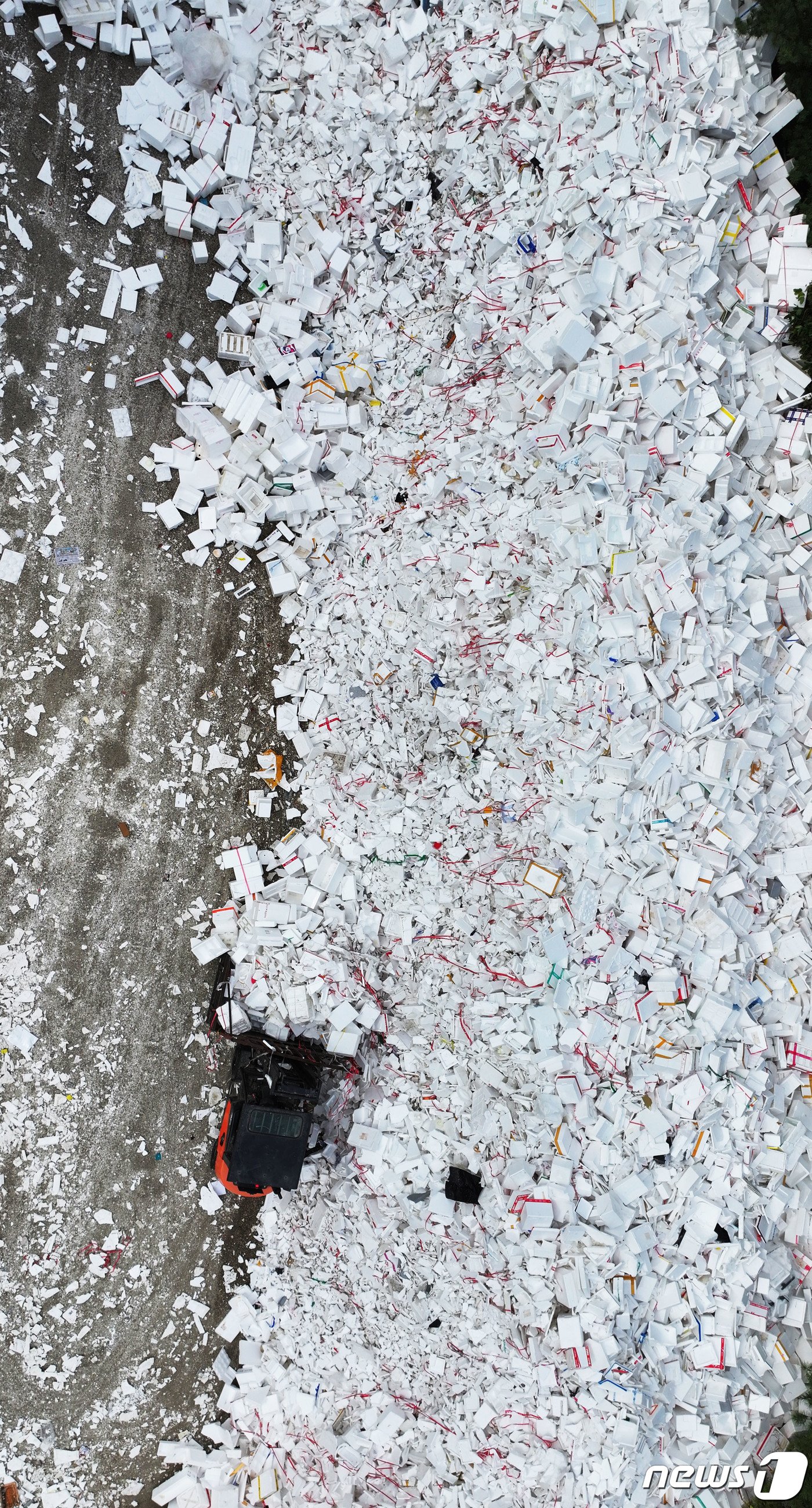 본문 이미지 - 추석 연휴가 끝난 4일 오전 경기 수원시 영통구 수원시자원순환센터에 추석 연휴동안 수거된 스티로폼 상자들이 쌓여있다. (공동취재) 2023.10.4/뉴스1 ⓒ News1 김영운 기자