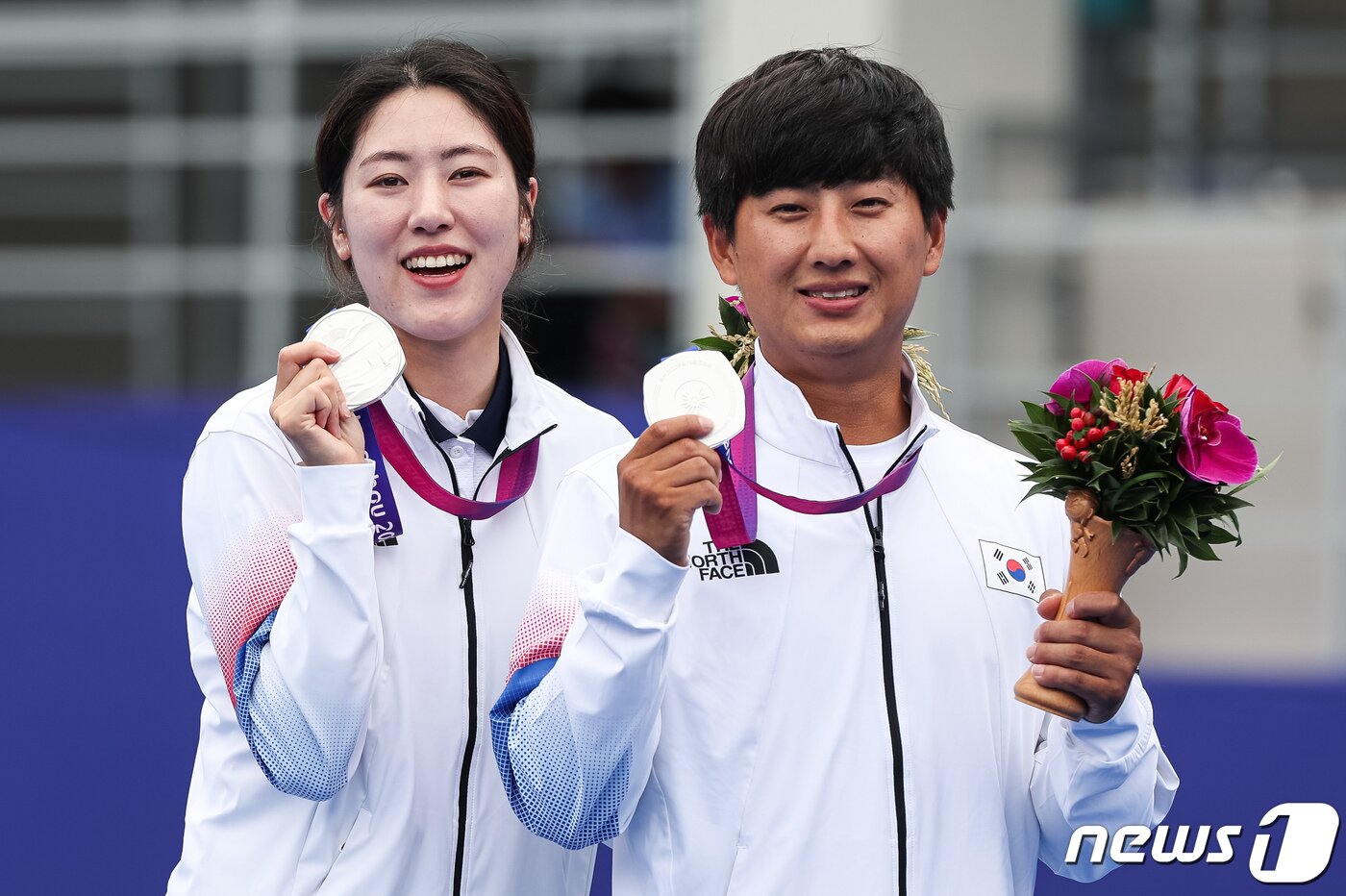 본문 이미지 - 소채원(왼쪽)과 주재훈이 4일 중국 항저우 푸양 인후 스포츠센터 양궁장에서 열린 2022 항저우 아시안게임 양궁 컴파운드 혼성전 시상식 후 은메달을 들어보이고 있다. 소채원과 주재훈은 이날 양궁 컴파운드 혼성전 결승에서 인도의 조티 수레카 벤남-오야스 라빈 데오탈레에 158-159로 져 은메달을 획득했다. 2023.10.4/뉴스1 ⓒ News1 유승관 기자