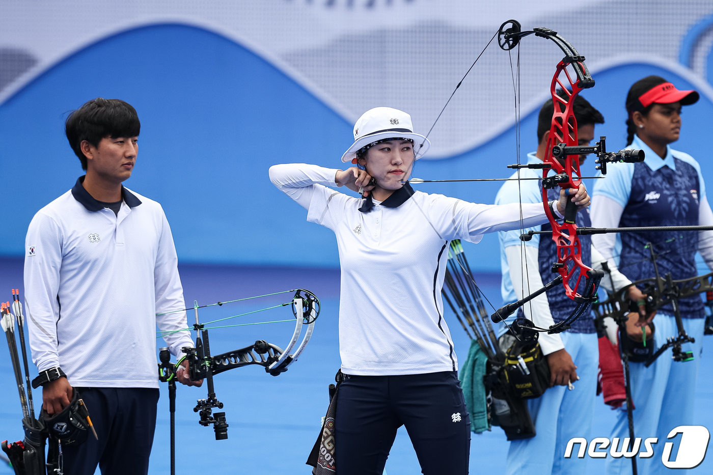 (항저우(중국)=뉴스1) 유승관 기자 = 소채원(오른쪽)과 주재훈이 4일 중국 항저우 푸양 인후 스포츠센터 양궁장에서 열린 2022 항저우 아시안게임 양궁 컴파운드 혼성전 결승에서 …