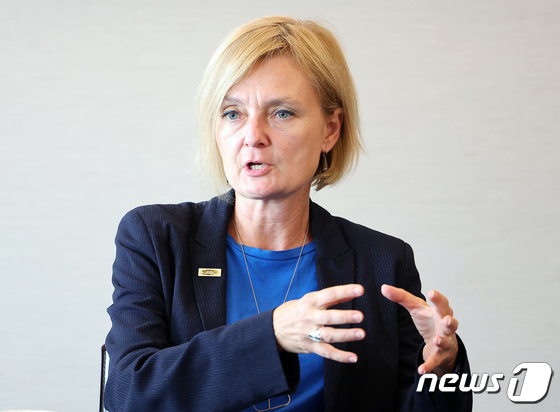 취재진 질문에 답변하는 '네이처' 막달레나 스키퍼 편집장