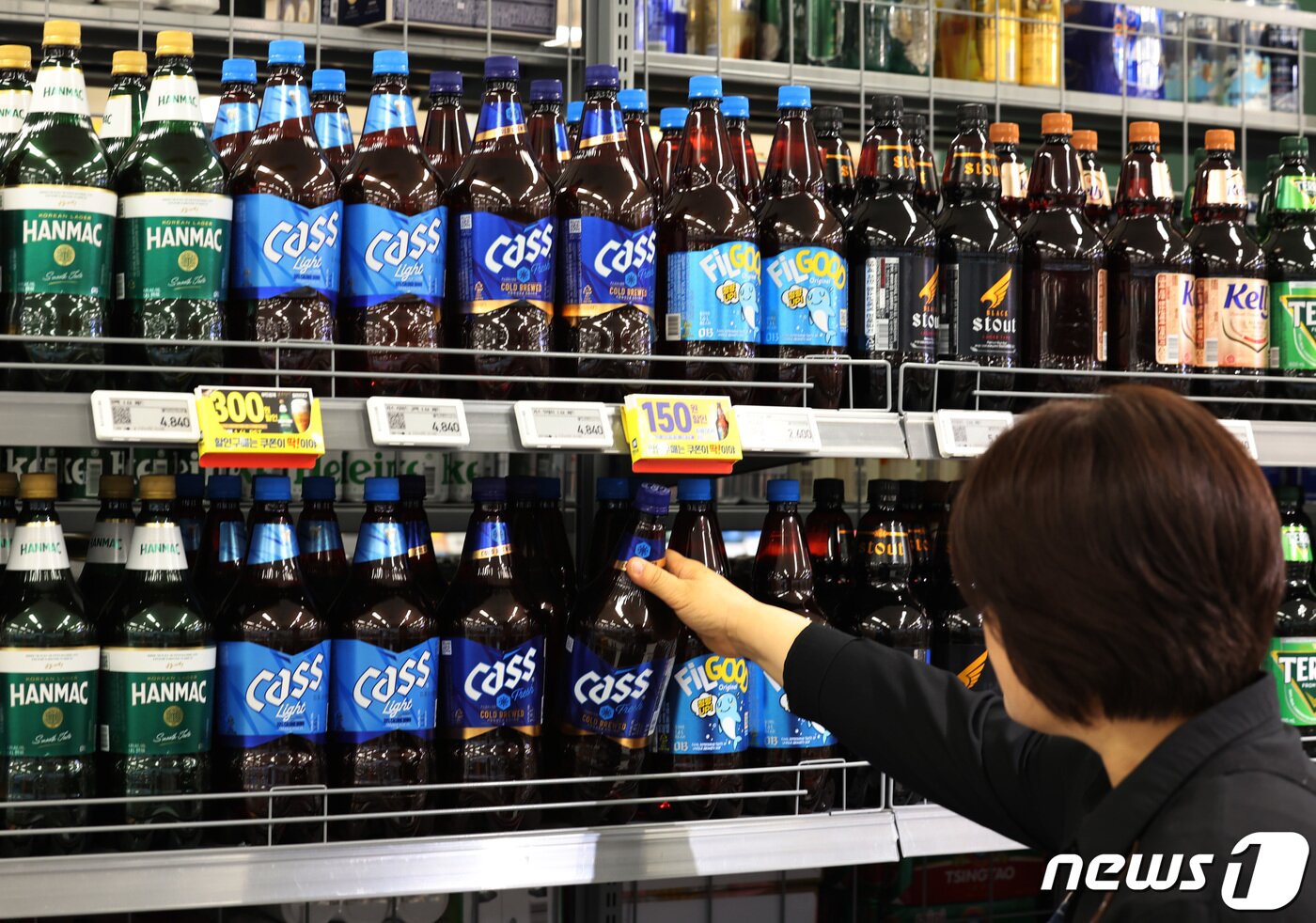 본문 이미지 - 4일 서울 시내의 한 대형마트에서 시민이 맥주를 고르고 있다. 이날 오비맥주는 각종 원부자재 가격 상승과 국제유가 급등으로 인한 물류비 상승으로 오는 11일부터 '카스', '한맥' 등 주요 맥주제품의 공장 출고가를 평균 6.9% 인상한다고 밝혔다. 다만, 가정용 시장에서 많이 팔리는 카스 500㎖ 캔 제품은 현행 가격을 유지한다. 2023.10.4/뉴스1 ⓒ News1 김민지 기자