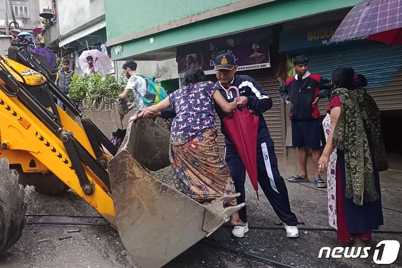 4일&#40;현지시간&#41; 홍수가 발생한 인도 시킴주에서 주민들이 백호 로더&#40;굴착용 기계&#41;를 활용해 대피하고 있다. 2023.10.04/ ⓒ AFP=뉴스1 ⓒ News1 문혜원 기자