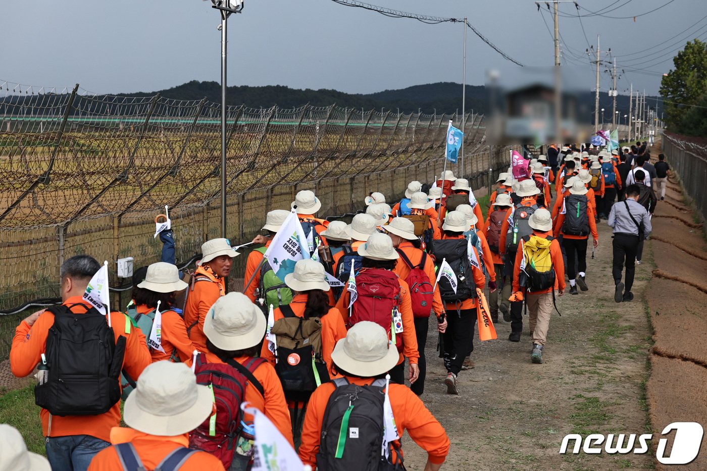 4일 오후 경기 파주시 임진각 평화누리공원에서 DMZ 자유·평화 대장정 참가자들이 출정식을 마치고 민북지역 생태탐방로를 따라 걷고 있다. 2023.10.4/뉴스1 ⓒ News1 구윤성 기자