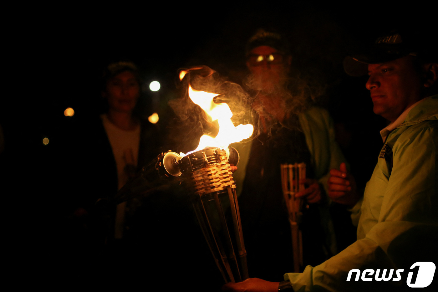 (보고타 로이터=뉴스1) 문혜원 기자 = 2일(현지시간) 콜롬비아 보고타에서 구스타보 페트로 콜롬비아 대통령 정부에 반대하는 시위 참가자들이 횃불을 들고 있다.ⓒ 로이터=뉴스1