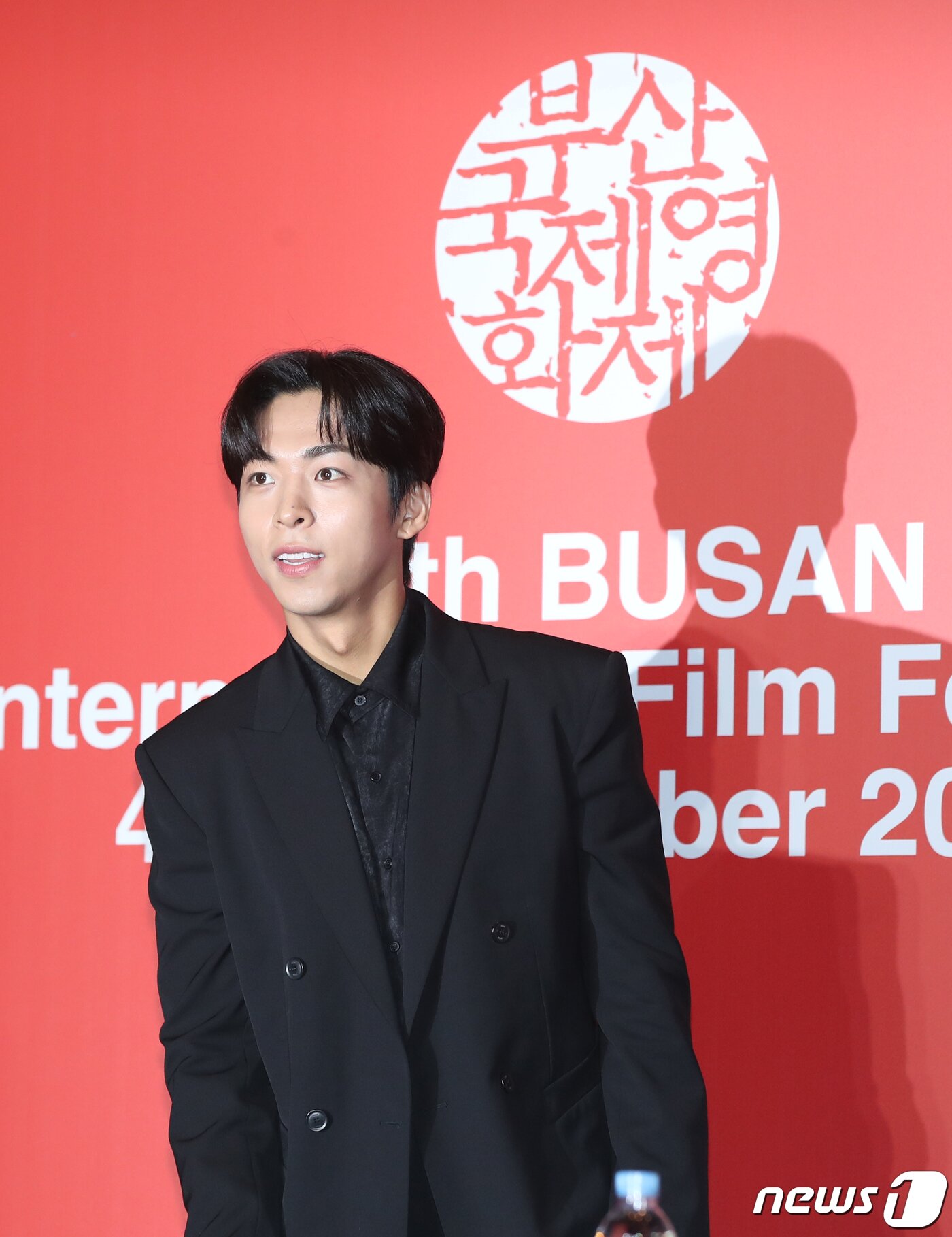 본문 이미지 - 배우 주종혁이 4일 부산 해운대구 영화의전당 중극장에서 열린 ‘제28회 부산국제영화제’(BIFF) 개막작 '한국이 싫어서'(감독 장건재) 기자간담회에 참석하고 있다. '한국이 싫어서'는 20대 후반의 계나(고아성 분)가 자신의 행복을 찾아서 어느 날 갑자기 직장과 가족, 남자친구를 뒤로하고 홀로 뉴질랜드로 떠나는 이야기를 그린 작품이다. 2023.10.4/뉴스1 ⓒ News1 권현진 기자