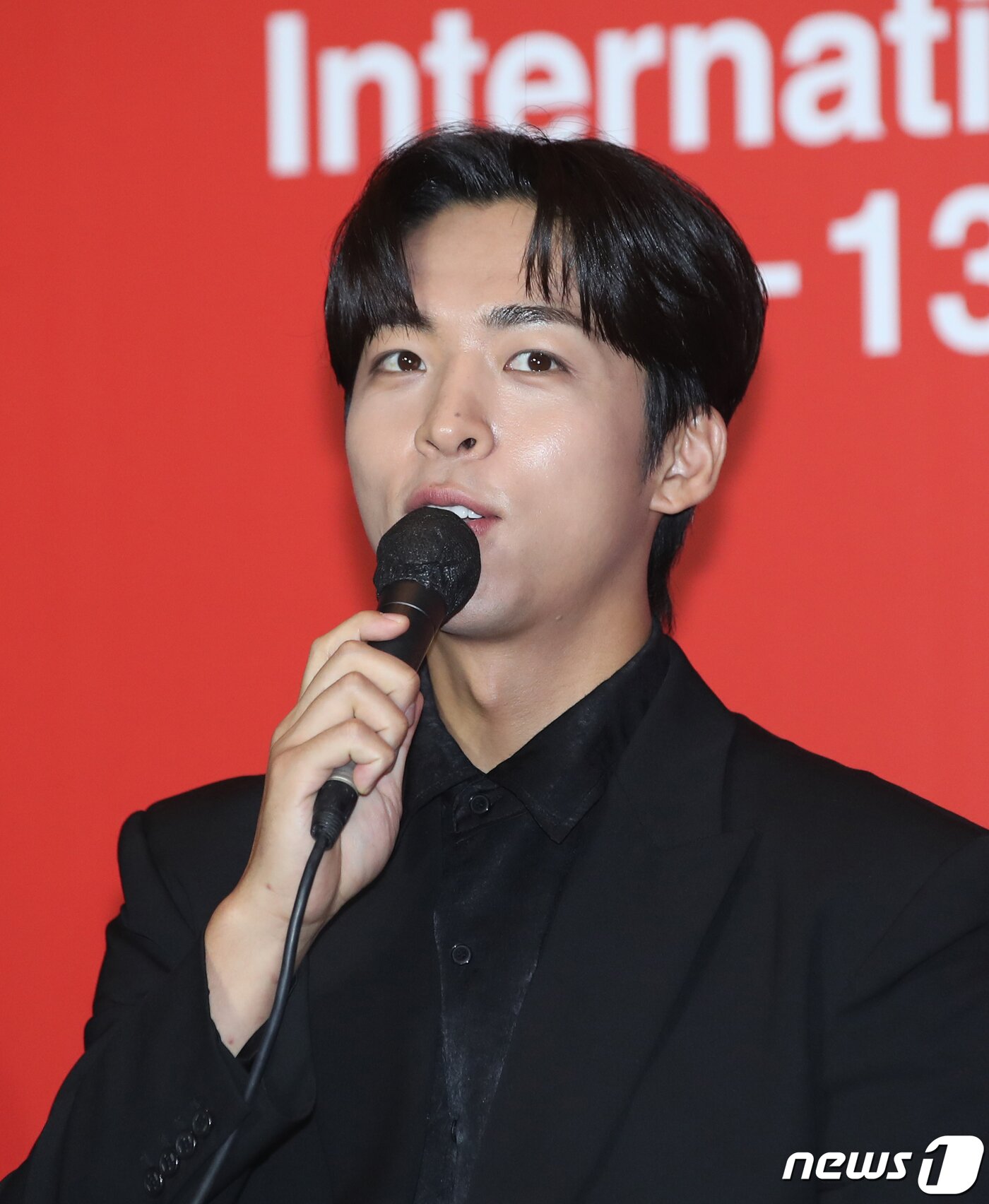 본문 이미지 - 배우 주종혁이 4일 부산 해운대구 영화의전당 중극장에서 열린 ‘제28회 부산국제영화제’(BIFF) 개막작 '한국이 싫어서'(감독 장건재) 기자간담회에서 인사말을 하고 있다. '한국이 싫어서'는 20대 후반의 계나(고아성 분)가 자신의 행복을 찾아서 어느 날 갑자기 직장과 가족, 남자친구를 뒤로하고 홀로 뉴질랜드로 떠나는 이야기를 그린 작품이다. 2023.10.4/뉴스1 ⓒ News1 권현진 기자