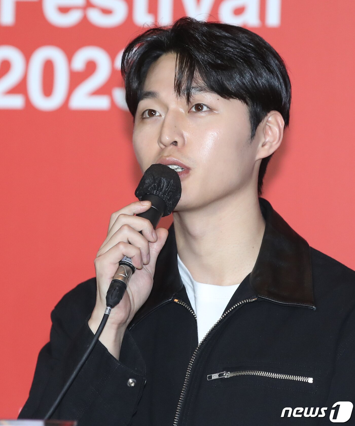 본문 이미지 - 배우 김우겸이 4일 부산 해운대구 영화의전당 중극장에서 열린 ‘제28회 부산국제영화제’(BIFF) 개막작 '한국이 싫어서'(감독 장건재) 기자간담회에서 인사말을 하고 있다. '한국이 싫어서'는 20대 후반의 계나(고아성 분)가 자신의 행복을 찾아서 어느 날 갑자기 직장과 가족, 남자친구를 뒤로하고 홀로 뉴질랜드로 떠나는 이야기를 그린 작품이다. 2023.10.4/뉴스1 ⓒ News1 권현진 기자