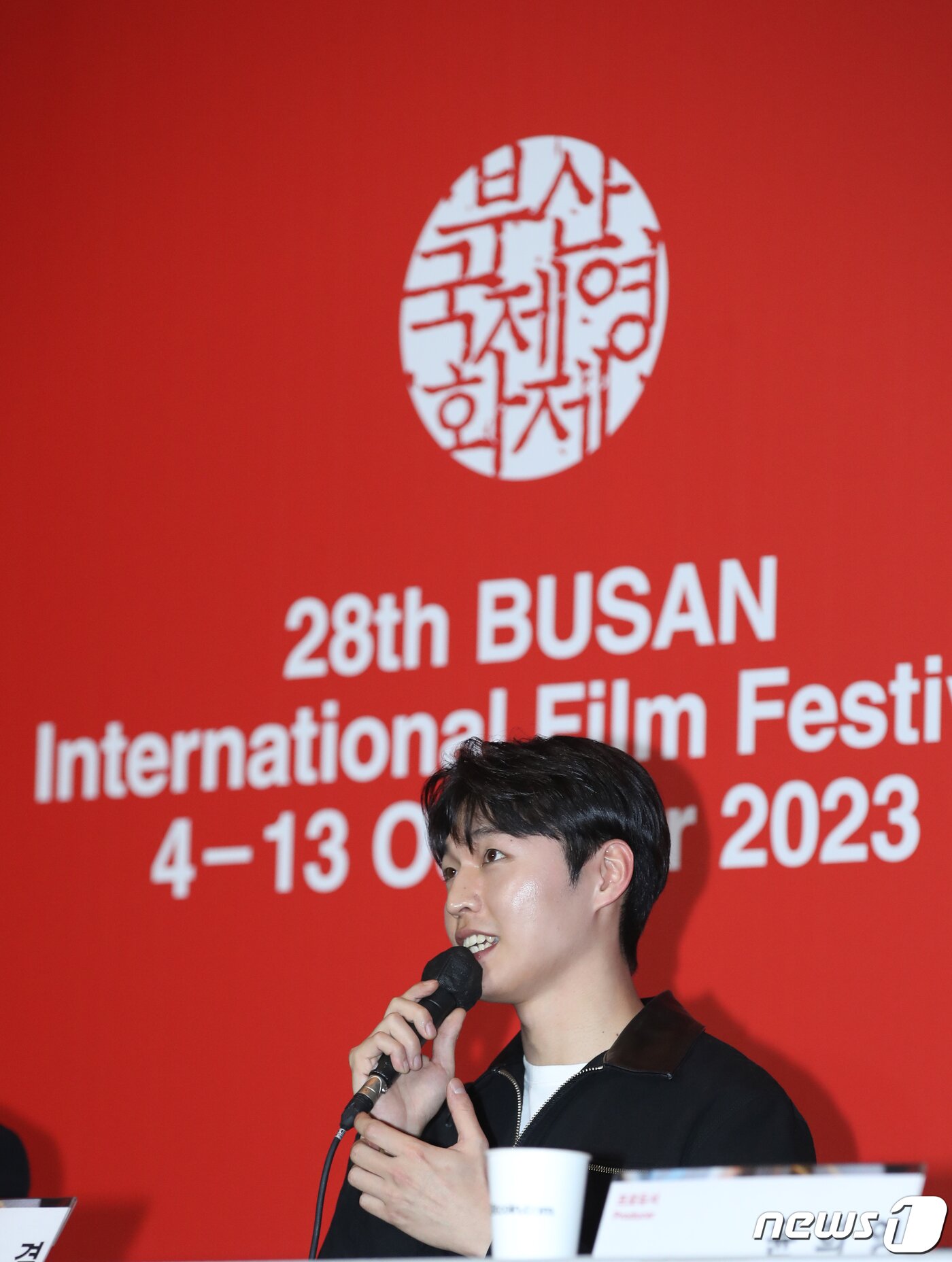 본문 이미지 - 배우 김우겸이 4일 부산 해운대구 영화의전당 중극장에서 열린 ‘제28회 부산국제영화제’(BIFF) 개막작 '한국이 싫어서'(감독 장건재) 기자간담회에서 인사말을 하고 있다. '한국이 싫어서'는 20대 후반의 계나(고아성 분)가 자신의 행복을 찾아서 어느 날 갑자기 직장과 가족, 남자친구를 뒤로하고 홀로 뉴질랜드로 떠나는 이야기를 그린 작품이다. 2023.10.4/뉴스1 ⓒ News1 권현진 기자