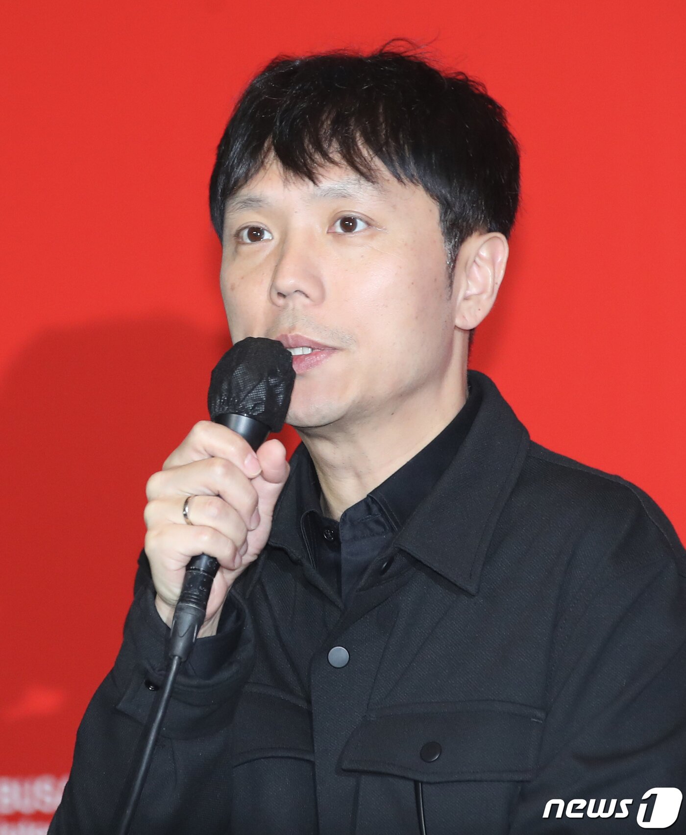 본문 이미지 - 장건재 감독이 4일 부산 해운대구 영화의전당 중극장에서 열린 ‘제28회 부산국제영화제’(BIFF) 개막작 '한국이 싫어서'(감독 장건재) 기자간담회에서 인사말을 하고 있다. '한국이 싫어서'는 20대 후반의 계나(고아성 분)가 자신의 행복을 찾아서 어느 날 갑자기 직장과 가족, 남자친구를 뒤로하고 홀로 뉴질랜드로 떠나는 이야기를 그린 작품이다. 2023.10.4/뉴스1 ⓒ News1 권현진 기자