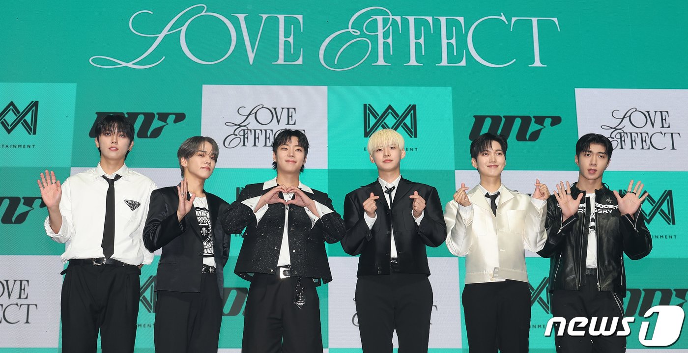 본문 이미지 - 아이돌 그룹 ‘온앤오프’가 4일 오후 서울 마포구 신한Play 스퀘어에서 열린 일곱 번째 미니 앨범 '러브 이펙트(LOVE EFFECT)' 발매 기념 쇼케이스에서 포즈를 취하고 있다. 2023.10.4./뉴스1 ⓒ News1 김진환 기자