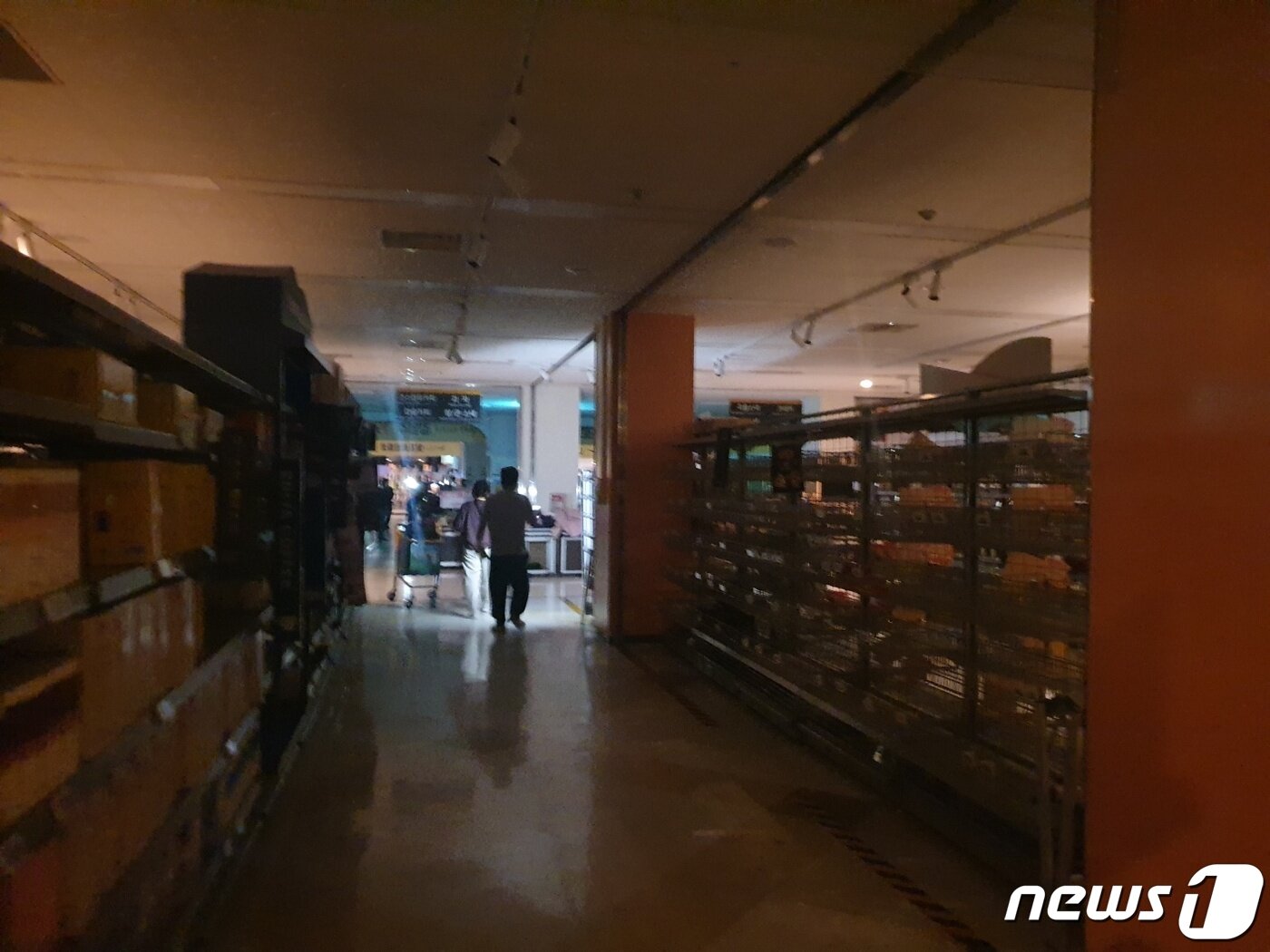 본문 이미지 - 추석 연휴 기간 중 한시적 전기 문제로 이마트 광주점에 불이 꺼져 있다.(독자 제공) 2023.10.4/뉴스1