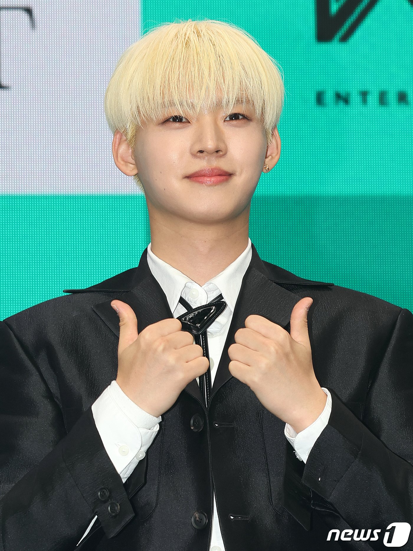 본문 이미지 - 아이돌 그룹 ‘온앤오프’의 효진이 4일 오후 서울 마포구 신한Play 스퀘어에서 열린 일곱 번째 미니 앨범 '러브 이펙트(LOVE EFFECT)' 발매 기념 쇼케이스에서 포즈를 취하고 있다. 2023.10.4./뉴스1 ⓒ News1 김진환 기자