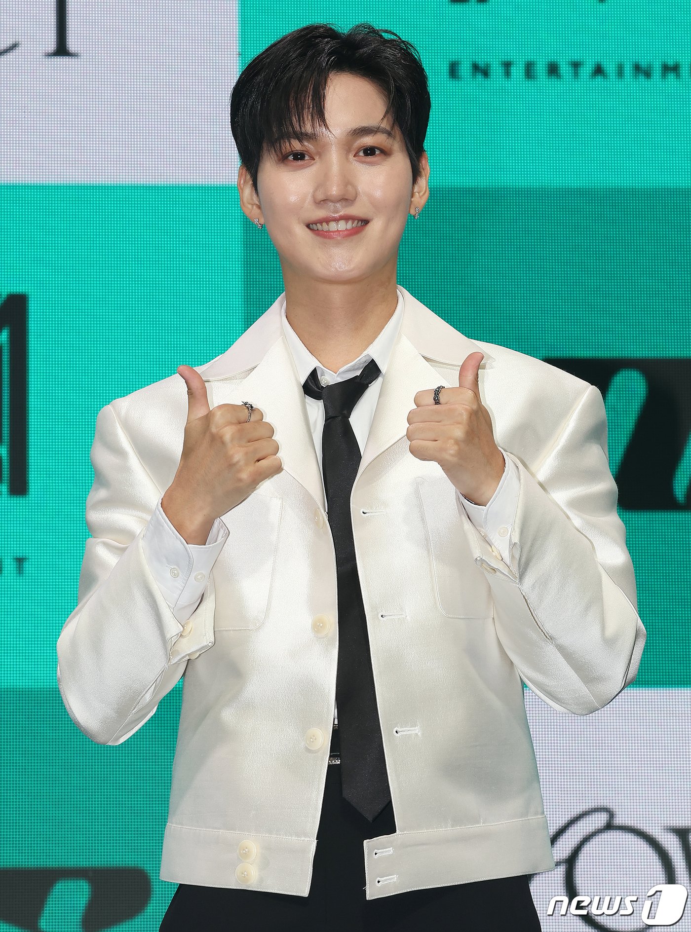 본문 이미지 - 아이돌 그룹 ‘온앤오프’의 제이어스가 4일 오후 서울 마포구 신한Play 스퀘어에서 열린 일곱 번째 미니 앨범 '러브 이펙트(LOVE EFFECT)' 발매 기념 쇼케이스에서 포즈를 취하고 있다. 2023.10.4/뉴스1 ⓒ News1 김진환 기자