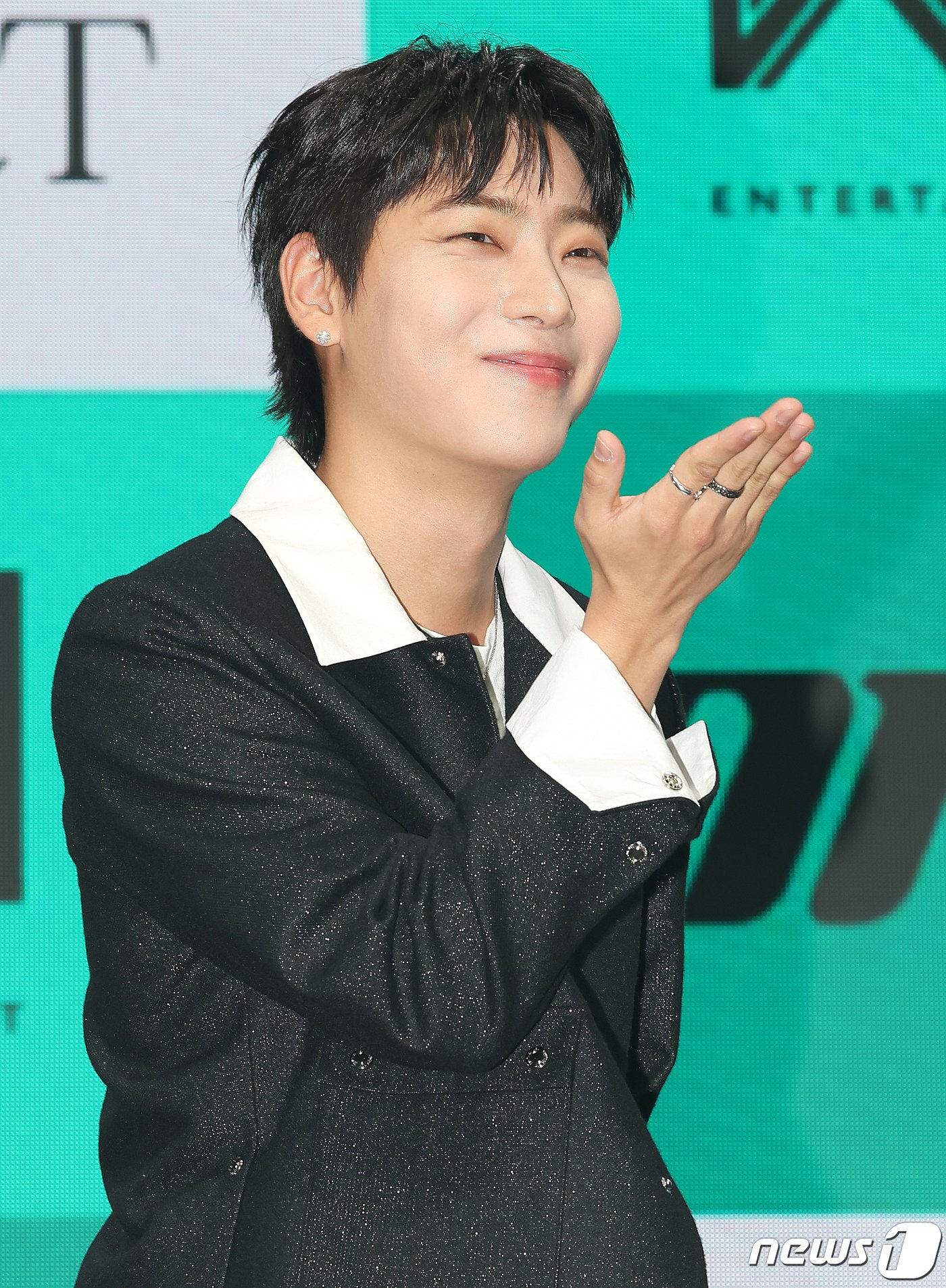 본문 이미지 - 아이돌 그룹 ‘온앤오프’의 이션이 4일 오후 서울 마포구 신한Play 스퀘어에서 열린 일곱 번째 미니 앨범 '러브 이펙트(LOVE EFFECT)' 발매 기념 쇼케이스에서 포즈를 취하고 있다. 2023.10.4/뉴스1 ⓒ News1 김진환 기자