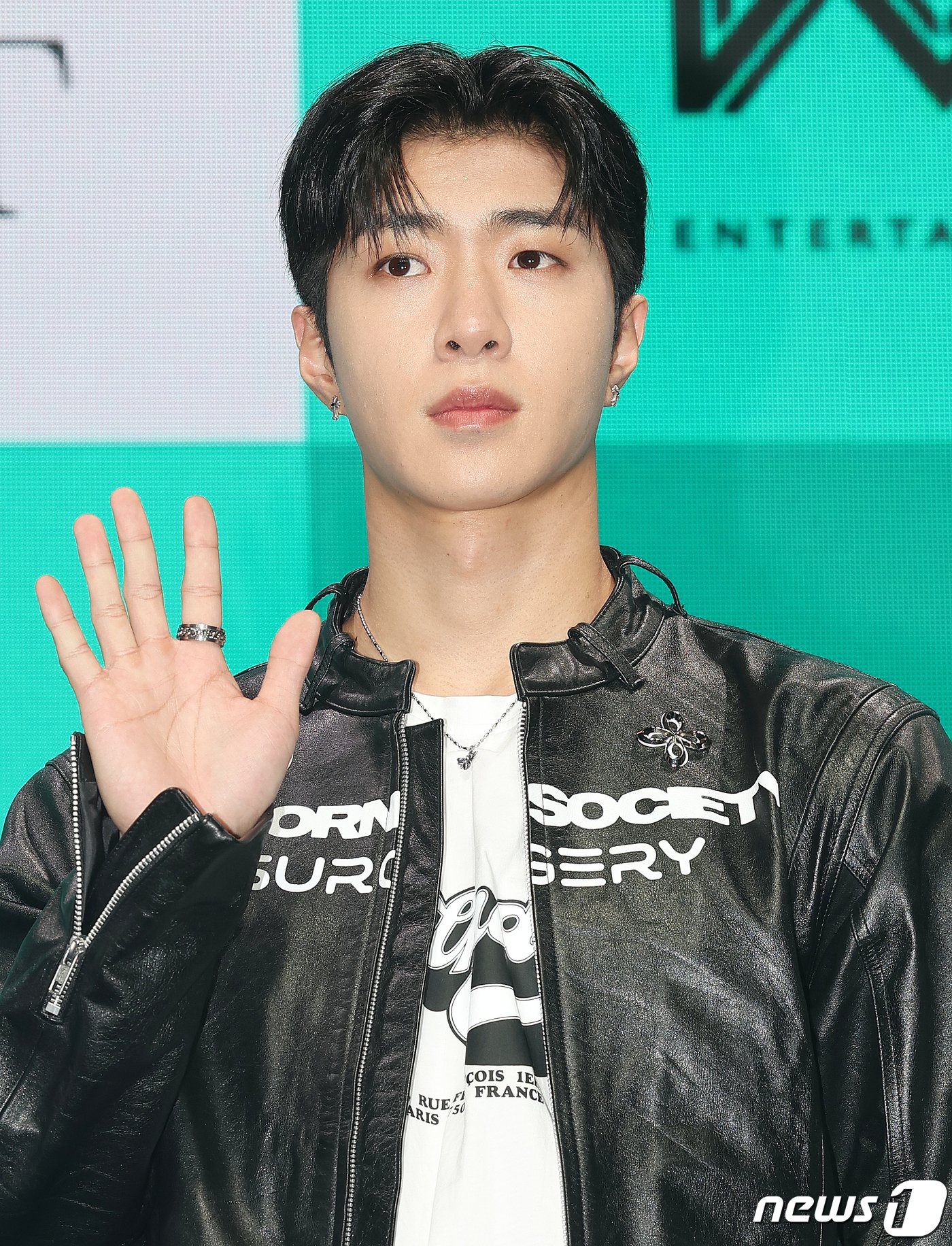 본문 이미지 - 아이돌 그룹 ‘온앤오프’의 와이엇이 4일 오후 서울 마포구 신한Play 스퀘어에서 열린 일곱 번째 미니 앨범 '러브 이펙트(LOVE EFFECT)' 발매 기념 쇼케이스에서 포즈를 취하고 있다. 2023.10.4./뉴스1 ⓒ News1 김진환 기자