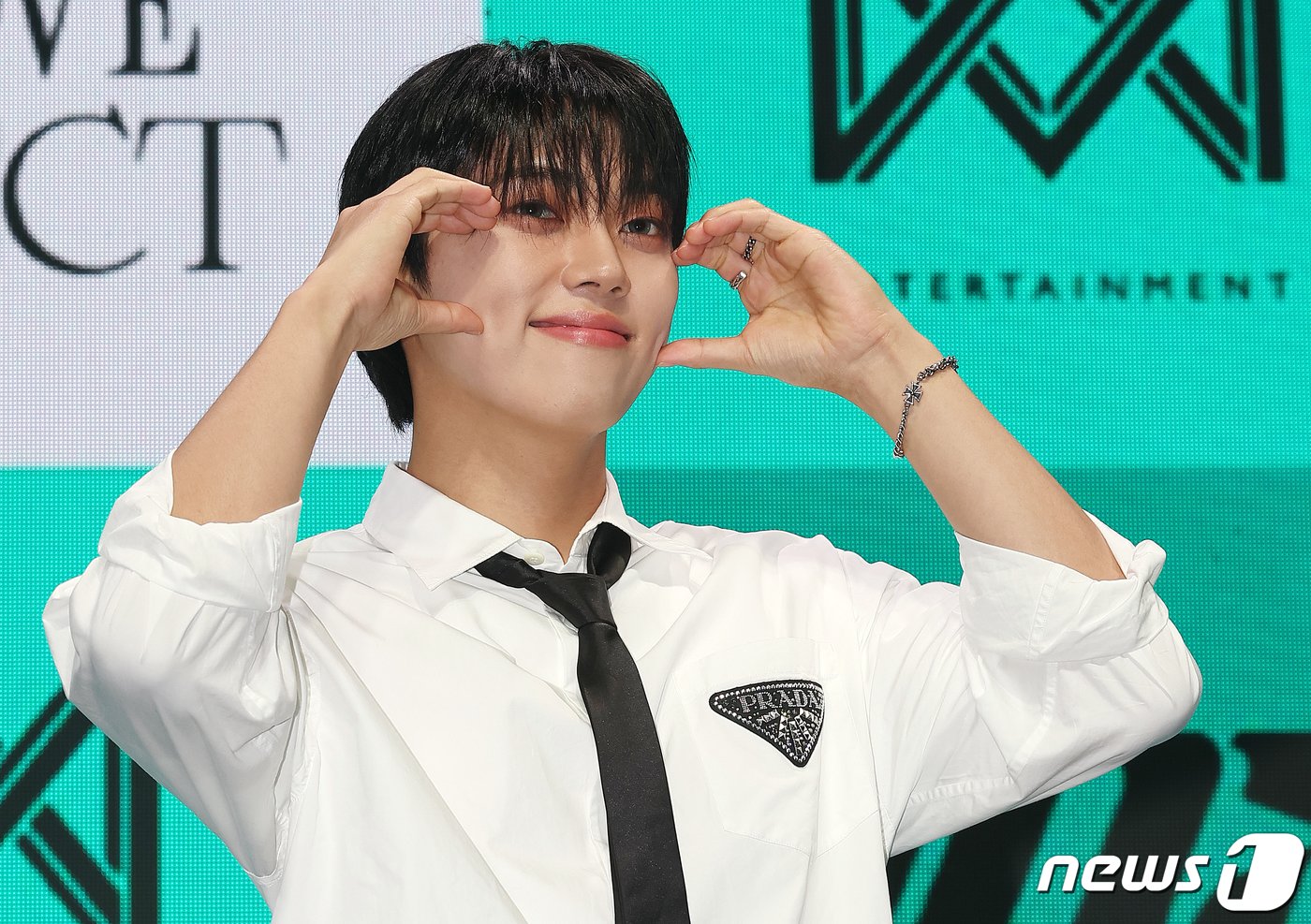 본문 이미지 - 아이돌 그룹 ‘온앤오프’의 MK가 4일 오후 서울 마포구 신한Play 스퀘어에서 열린 일곱 번째 미니 앨범 '러브 이펙트(LOVE EFFECT)' 발매 기념 쇼케이스에서 포즈를 취하고 있다. 2023.10.4./뉴스1 ⓒ News1 김진환 기자