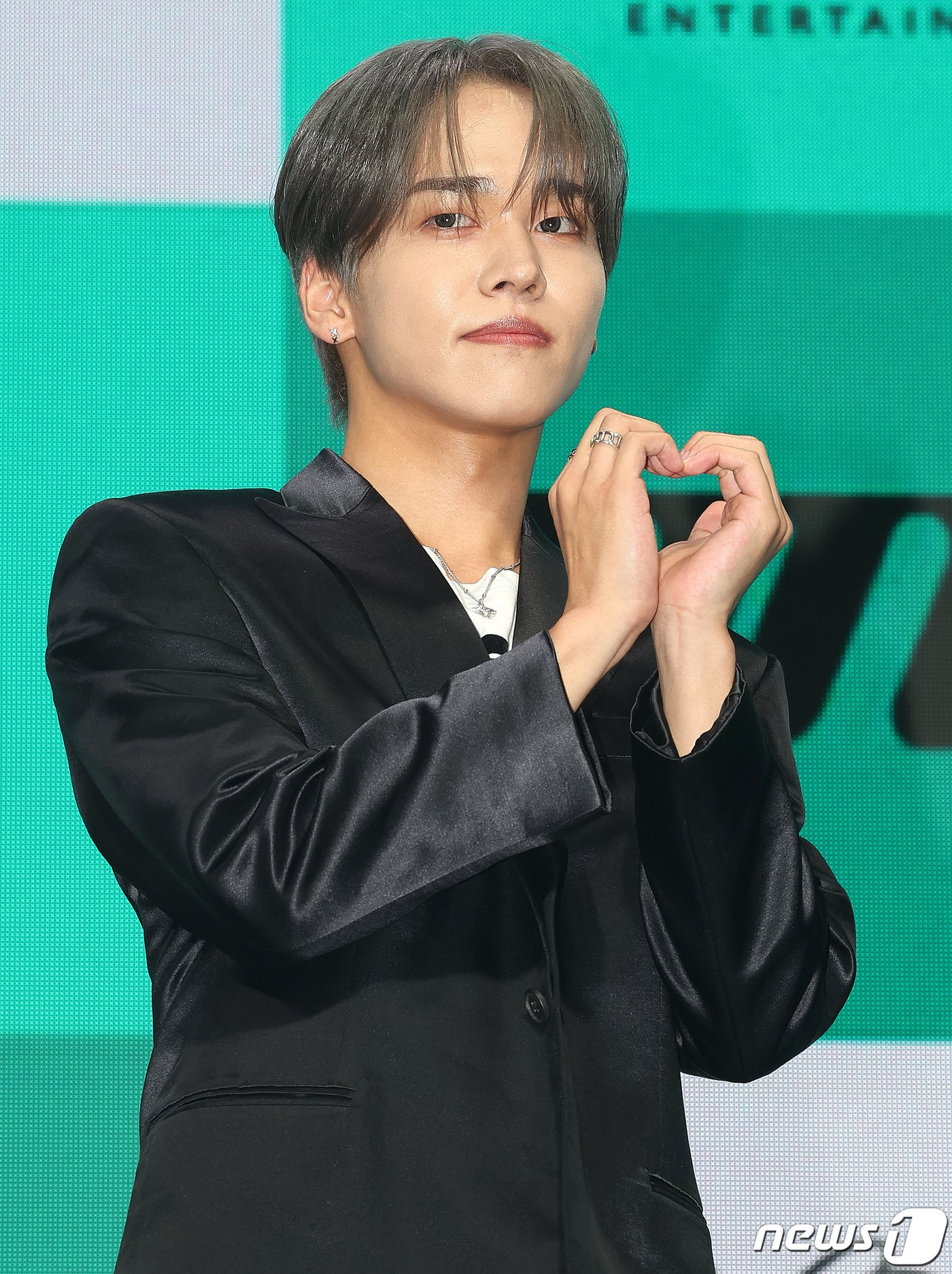 본문 이미지 - 아이돌 그룹 ‘온앤오프’의 U가 4일 오후 서울 마포구 신한Play 스퀘어에서 열린 일곱 번째 미니 앨범 '러브 이펙트(LOVE EFFECT)' 발매 기념 쇼케이스에서 포즈를 취하고 있다. 2023.10.4./뉴스1 ⓒ News1 김진환 기자