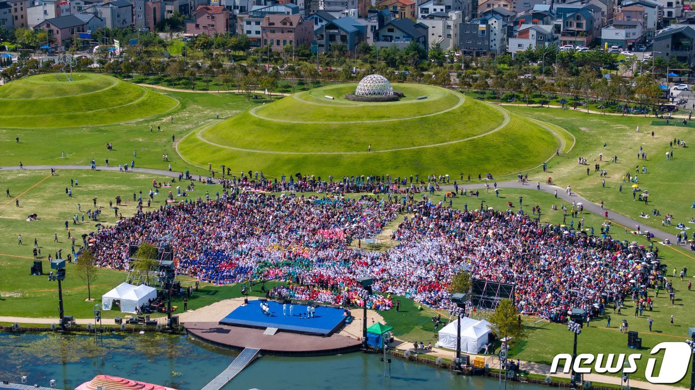 본문 이미지 - 추석 연휴인 2일 순천만국제정원박람회 오천그린광장에서 트랄랄라 브라더스 공연이 열려 관람객들로 인산인해를 이루고 있다.(순천시 제공)2023.10.4/뉴스1