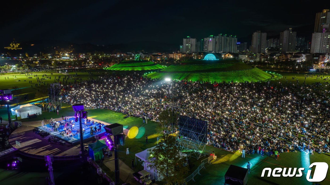 추석 연휴인 지난달 29일 전남 순천 오천그린광장에서 인기가수 김연우 콘서트가 열려 관람객들로 북적이고 있다.&#40;순천시 제공&#41;2023.10.4/뉴스1