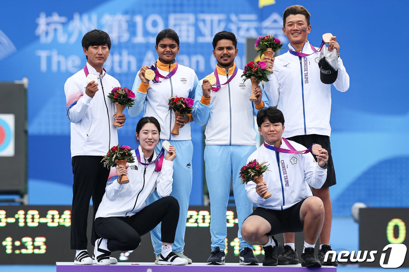 본문 이미지 - 소채원과 주재훈이 4일 중국 항저우 푸양 인후 스포츠센터 양궁장에서 열린 2022 항저우 아시안게임 양궁 컴파운드 혼성전 시상식에서 메달리스트들과 기념 촬영을 하고 있다. 소채원과 주재훈은 이날 양궁 컴파운드 혼성전 결승에서 인도의 조티 수레카 벤남-오야스 라빈 데오탈레에 158-159로 져 은메달을 획득했다. 2023.10.4/뉴스1 ⓒ News1 유승관 기자