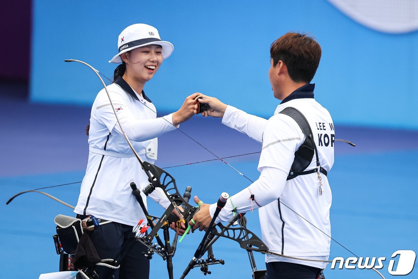 본문 이미지 - 이우석과 임시현이 4일 중국 항저우 푸양 인후 스포츠센터 양궁장에서 열린 2022 항저우 아시안게임 양궁 리커브 혼성 일본과의 결승전 경기에서 주먹을 맞대고 있다. 이우석과 임시현은 이날 결승에서 일본의 노다 사츠키-후루카와 다카하루에게 6-0 완승을 거두고 금메달을 차지했다. 2023.10.4/뉴스1 ⓒ News1 유승관 기자