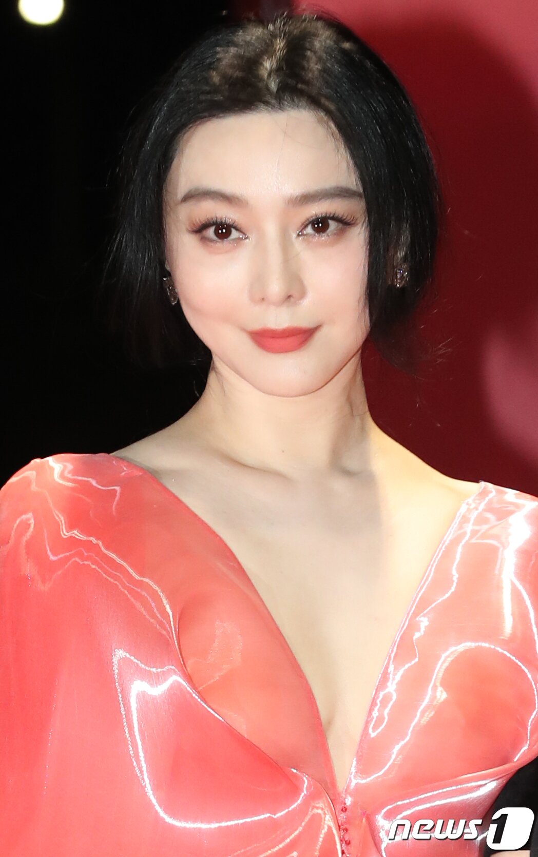 본문 이미지 - 중국계 배우 판빙빙이 4일 오후 부산 해운대구 영화의전당에서 열린 ‘제28회 부산국제영화제’(BIFF) 개막식에서 레드카펫을 밟고 있다. 2023.10.4/뉴스1 ⓒ News1 권현진 기자