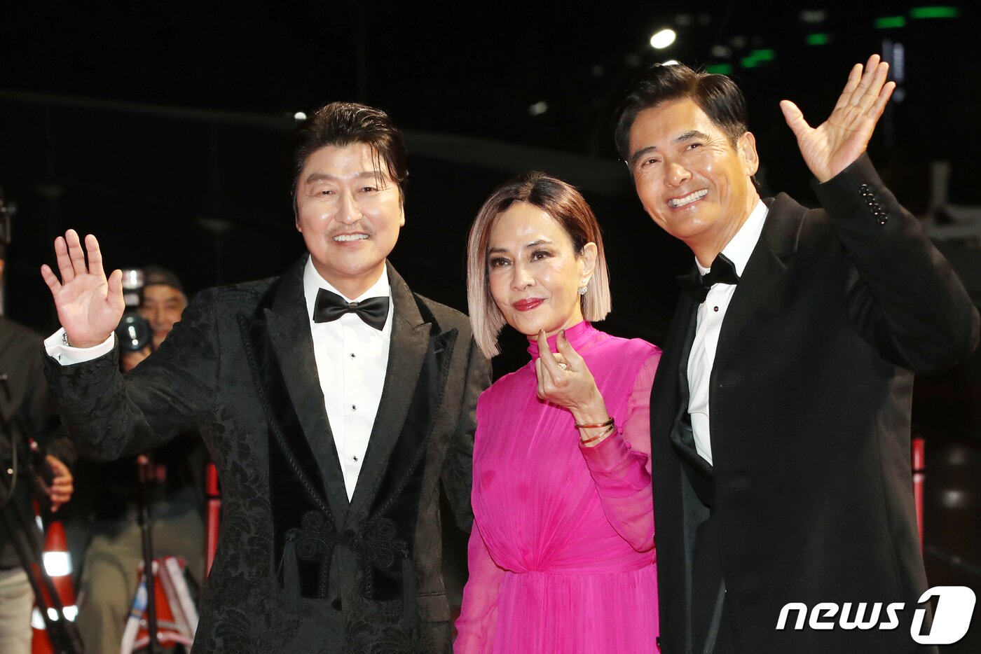 본문 이미지 - 홍콩 배우 주윤발(오른쪽)이 4일 오후 부산 해운대구 영화의전당에서 열린 ‘제28회 부산국제영화제’(BIFF) 개막식 레드카펫 행사에서 송강호와 함께 인사를 하고 있다. ⓒ News1 권현진 기자