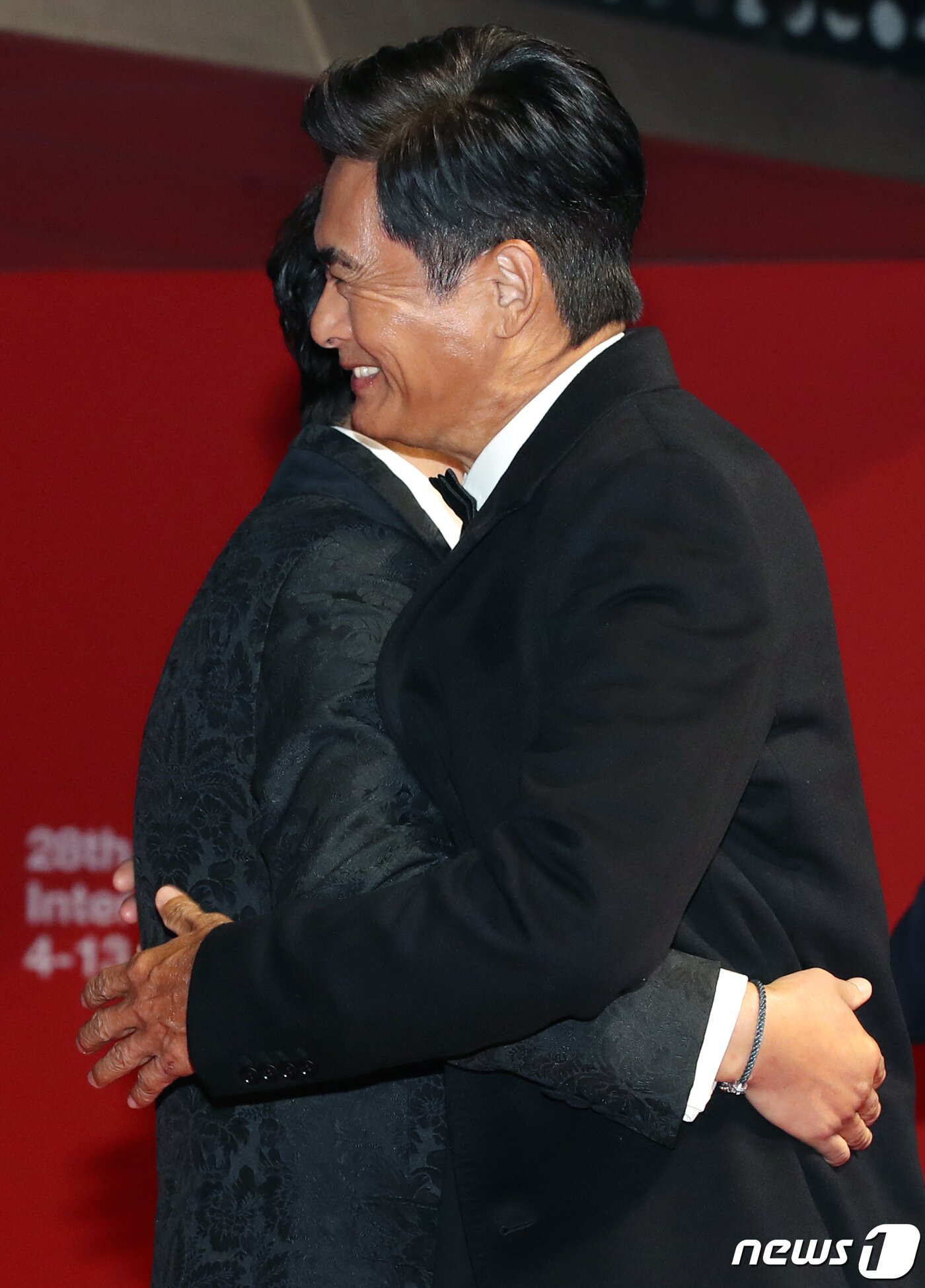 본문 이미지 - 홍콩 배우 주윤발(오른쪽)이 4일 오후 부산 해운대구 영화의전당에서 열린 ‘제28회 부산국제영화제’(BIFF) 개막식 레드카펫 행사에서 송강호와 포옹하고 있다. ⓒ News1 권현진 기자