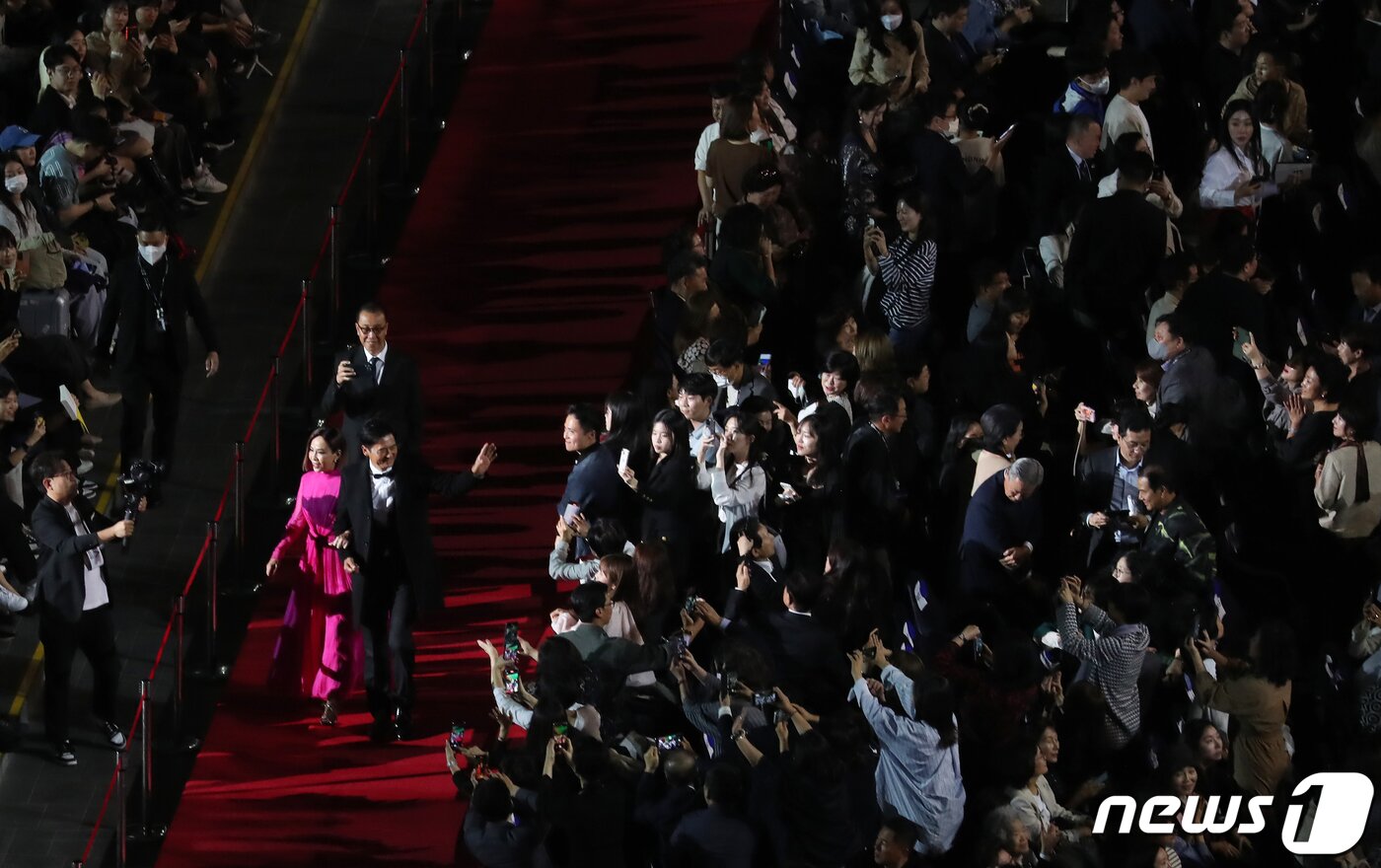 본문 이미지 - 4일 오후 부산 해운대구 영화의전당에서 열린 제28회 부산국제영화제(BIFF) 개막식에서 배우 주윤발이 레드카펫을 밟으며 입장하고 있다. 올해 영화제에는 개막작인 '한국이 싫어서'(장건재 감독)를 비롯해 69개국 209편이 초청돼 4개 극장 25개 스크린에서 상영된다. ⓒ News1 윤일지 기자