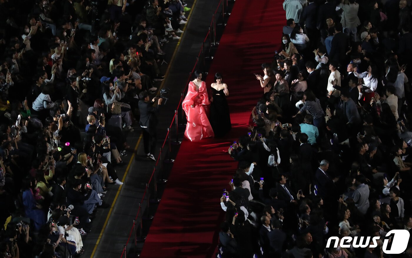 본문 이미지 - 4일 오후 부산 해운대구 영화의전당에서 열린 제28회 부산국제영화제(BIFF) 개막식에서 배우 판빙빙과 이주영이 레드카펫을 밟으며 입장하고 있다. 올해 영화제에는 개막작인 '한국이 싫어서'(장건재 감독)를 비롯해 69개국 209편이 초청돼 4개 극장 25개 스크린에서 상영된다. ⓒ News1 윤일지 기자