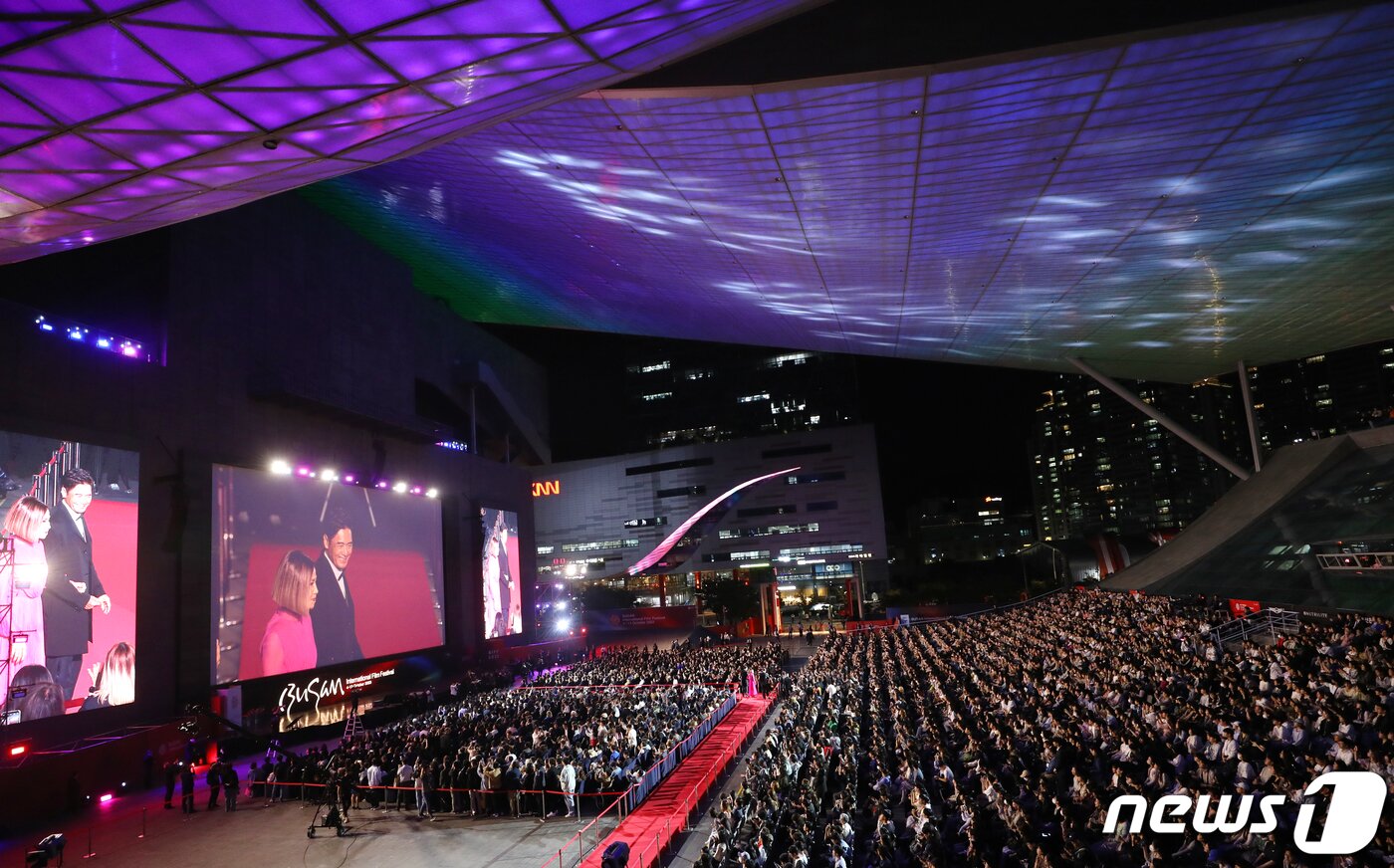 본문 이미지 - 홍콩계의 대부 주윤발이 4일 오후 부산 해운대구 영화의전당에서 열린 ‘제28회 부산국제영화제’(BIFF) 개막식에서 레드카펫을 밟고 있다. ⓒ News1 권현진 기자