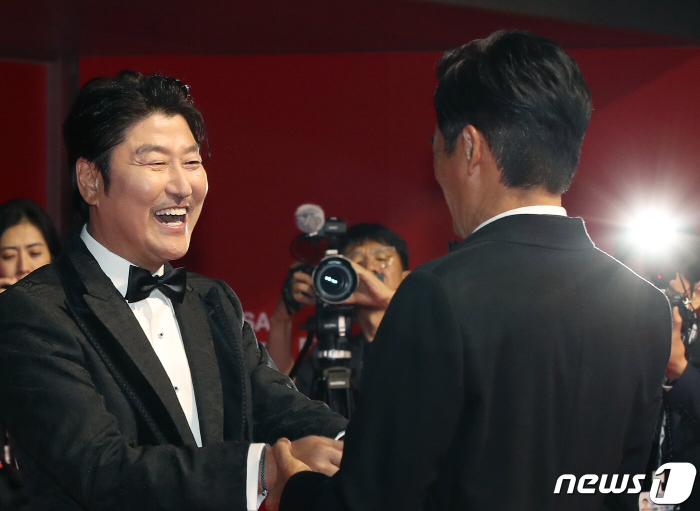 본문 이미지 - 배우 송강호(왼쪽)가 4일 오후 부산 해운대구 영화의전당에서 열린 ‘제28회 부산국제영화제’(BIFF) 개막식에서 홍콩 영화계의 대부 주윤발을 맞이하고 있다. ⓒ News1 권현진 기자