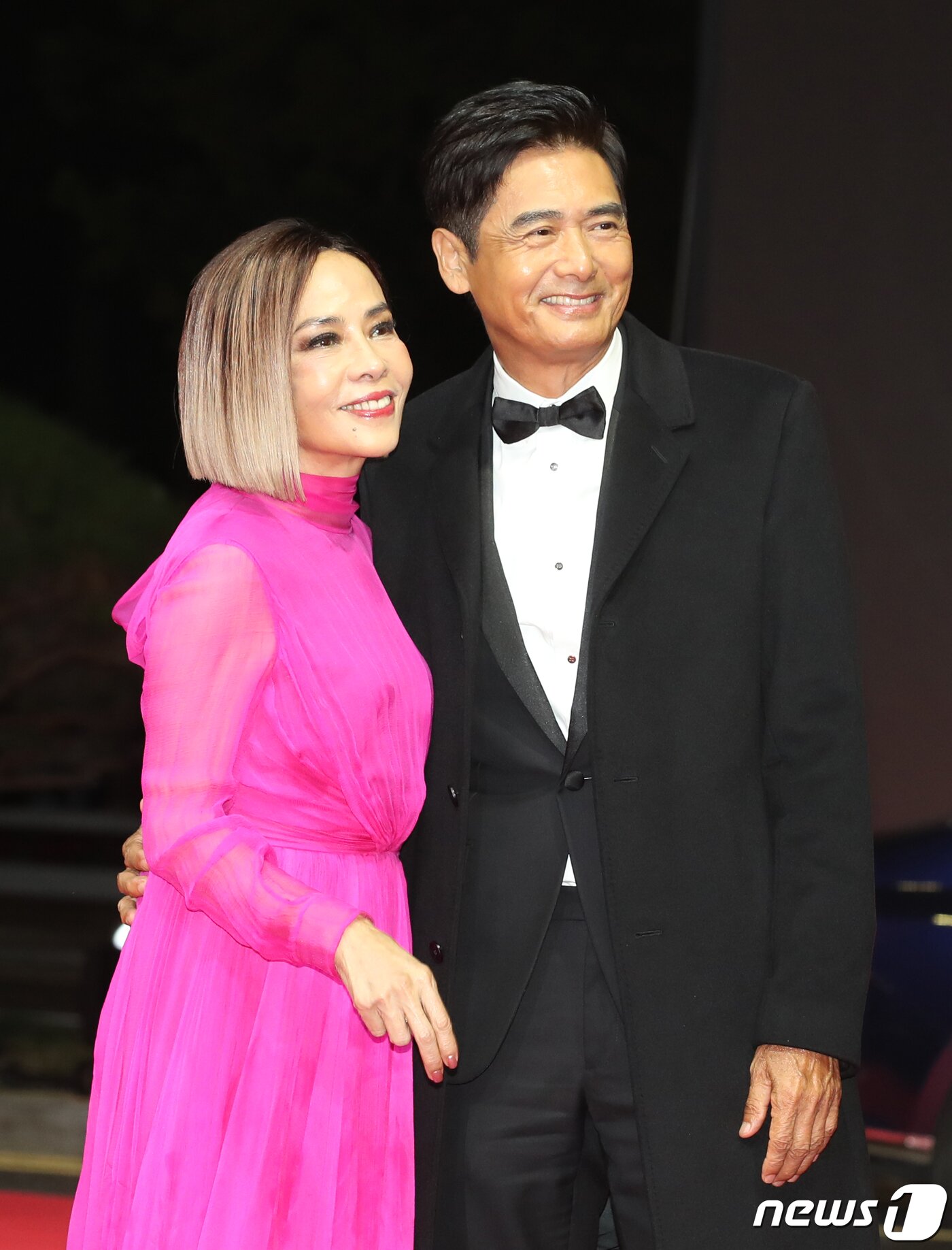 본문 이미지 - 배우 주윤발(저우룬파)이 4일 오후 부산 해운대구 영화의전당에서 열린 ‘제28회 부산국제영화제’(BIFF) 개막식에 아내 진화련과 함께 참석해 인사를 하고 있다. ⓒ News1 권현진 기자