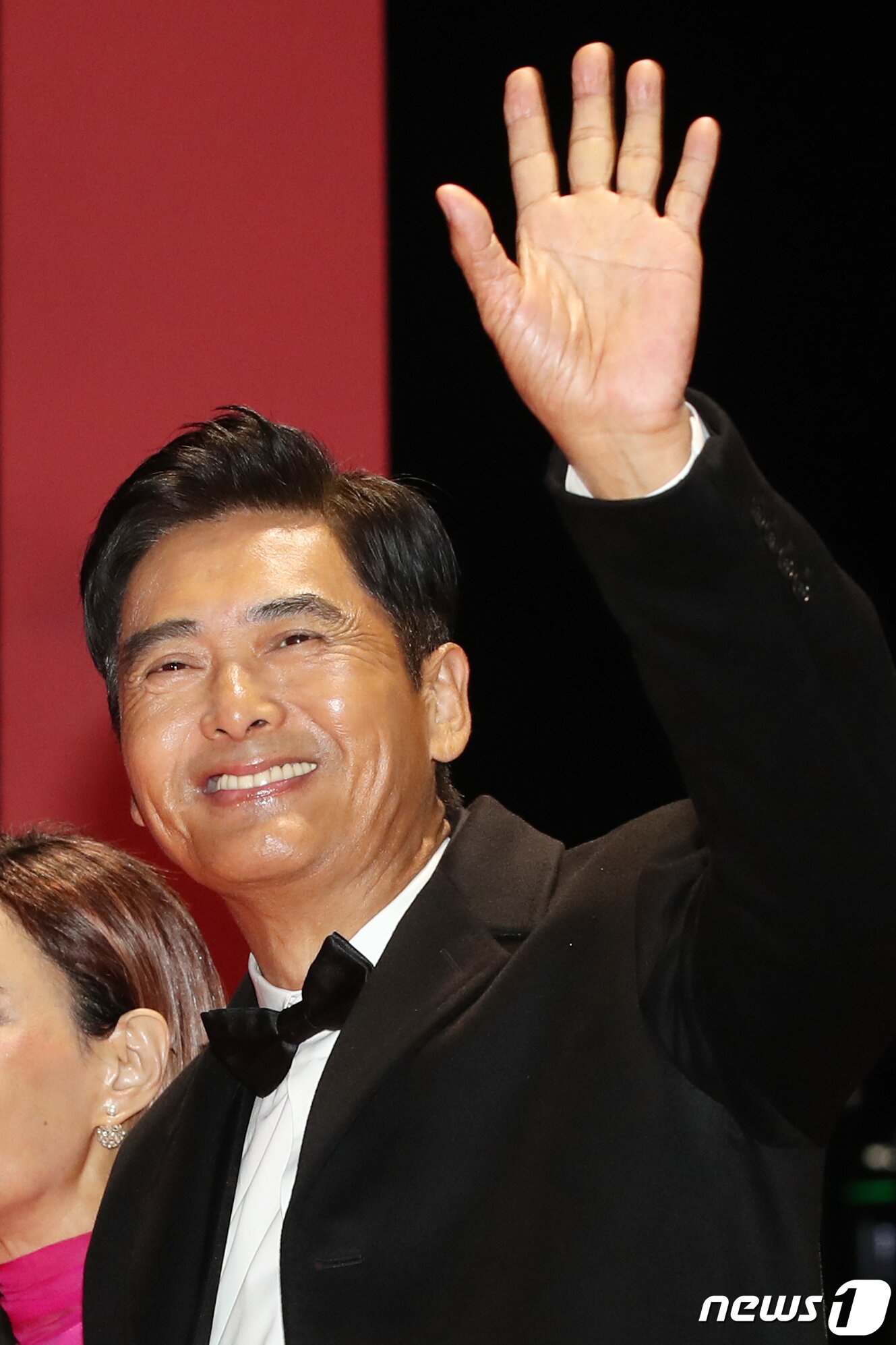 본문 이미지 - 배우 주윤발(저우룬파)이 4일 오후 부산 해운대구 영화의전당에서 열린 ‘제28회 부산국제영화제’(BIFF) 개막식에서 인사를 하고 있다. ⓒ News1 권현진 기자