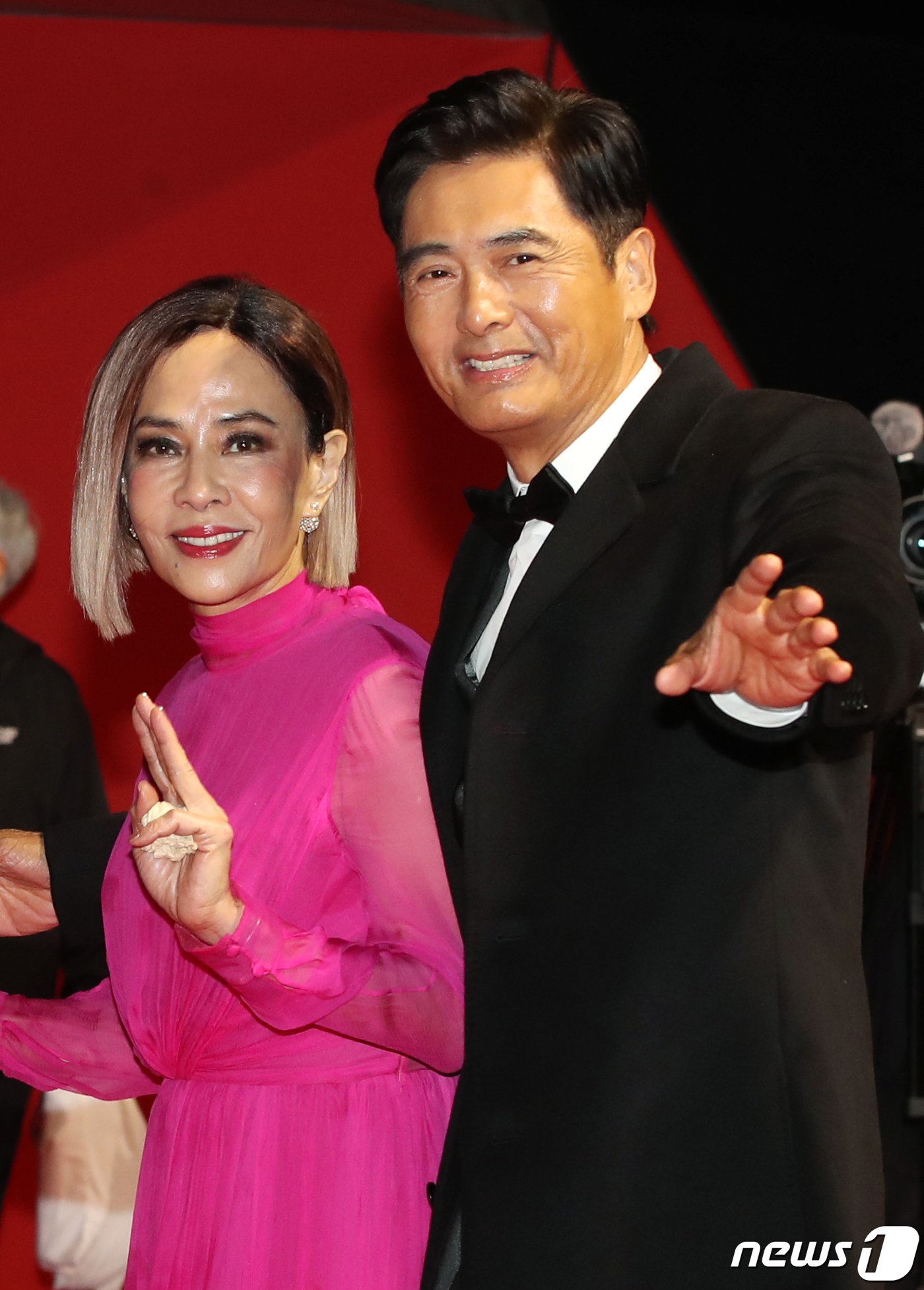 본문 이미지 - 배우 주윤발(저우룬파)이 4일 오후 부산 해운대구 영화의전당에서 열린 ‘제28회 부산국제영화제’(BIFF) 개막식에 아내 진화련과 함께 참석해 인사를 하고 있다. ⓒ News1 권현진 기자