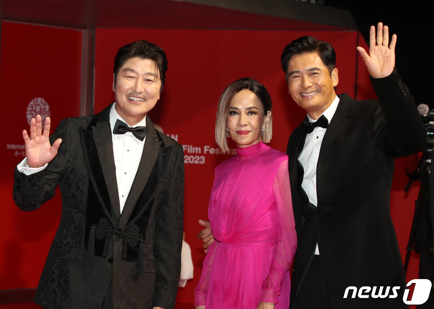 본문 이미지 - 배우 송강호(왼쪽)가 4일 오후 부산 해운대구 영화의전당에서 열린 ‘제28회 부산국제영화제’(BIFF) 개막식에서 주윤발 진화련 부부와 함께 포즈를 취하고 있다. ⓒ News1 권현진 기자