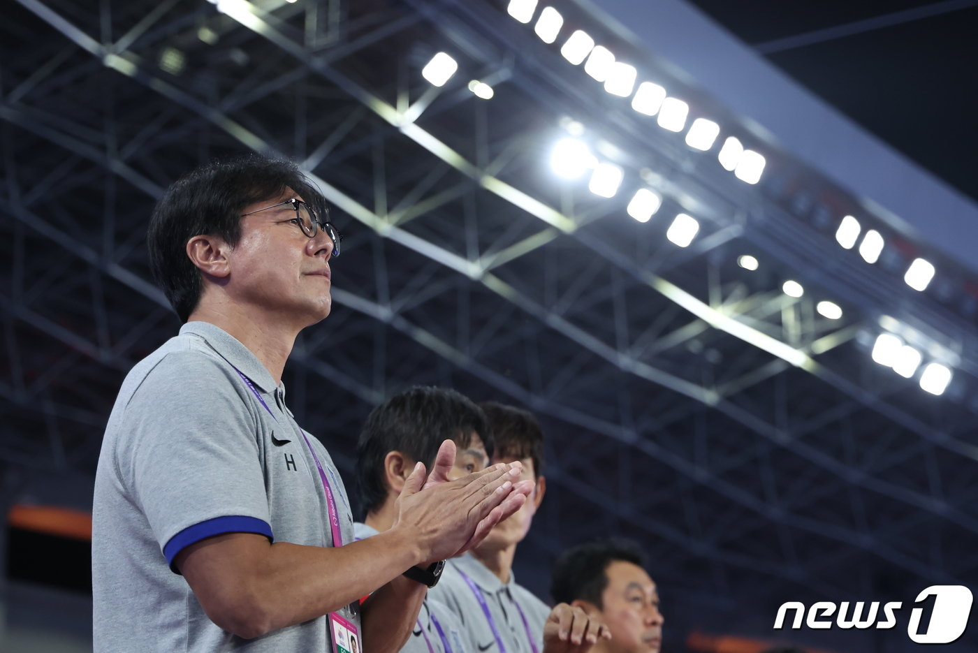 본문 이미지 - 황선홍 감독이 4일 오후 중국 항저우 황룽 스포츠센터 스타디움에서 열린 2022 항저우 아시안게임 남자 축구 대한민국과 우즈베키스탄의 4강전에서 손뼉치고 있다. 2023.10.4/뉴스1 ⓒ News1 민경석 기자