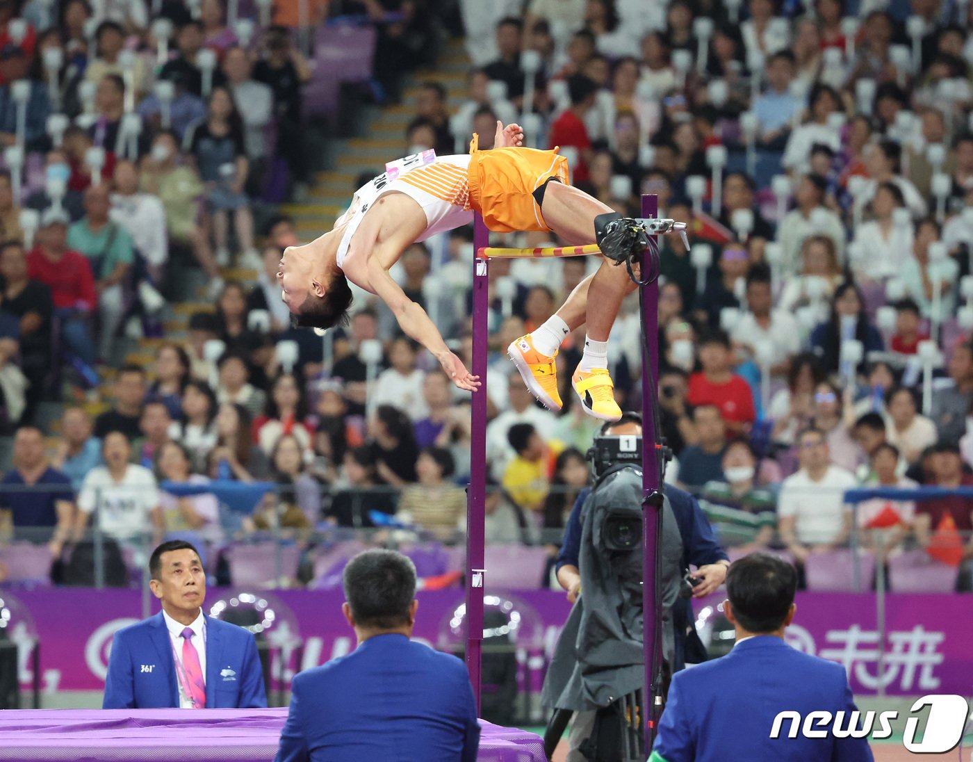 본문 이미지 - 항저우 아시안게임 당시 2m32에 도전하는 우상혁. (공동취재) 2023.10.4/뉴스1 ⓒ News1 신웅수 기자
