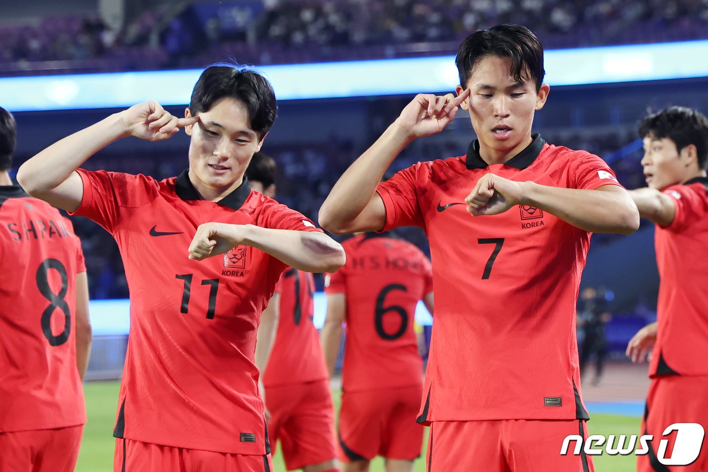 본문 이미지 - 4일 오후 중국 항저우 황룽 스포츠센터 스타디움에서 열린 2022 항저우 아시안게임 남자 축구 대한민국과 우즈베키스탄의 4강전에서 대한민국 정우영(오른쪽)이 첫 골을 성공시킨 뒤 엄원상과 세리머니를 하고 있다. 2023.10.4/뉴스1 ⓒ News1 민경석 기자