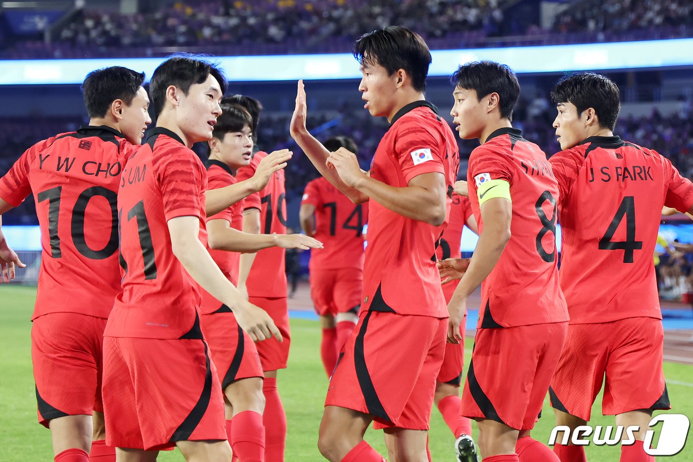 본문 이미지 - 대한민국 정우영이 4일 오후 중국 항저우 황룽 스포츠센터 스타디움에서 열린 2022 항저우 아시안게임 남자 축구 대한민국과 우즈베키스탄의 4강전에서 전반 4분만에 선취골을 넣은 뒤 동료들과 기쁨을 나누고 있다. 2023.10.4/뉴스1 ⓒ News1 민경석 기자