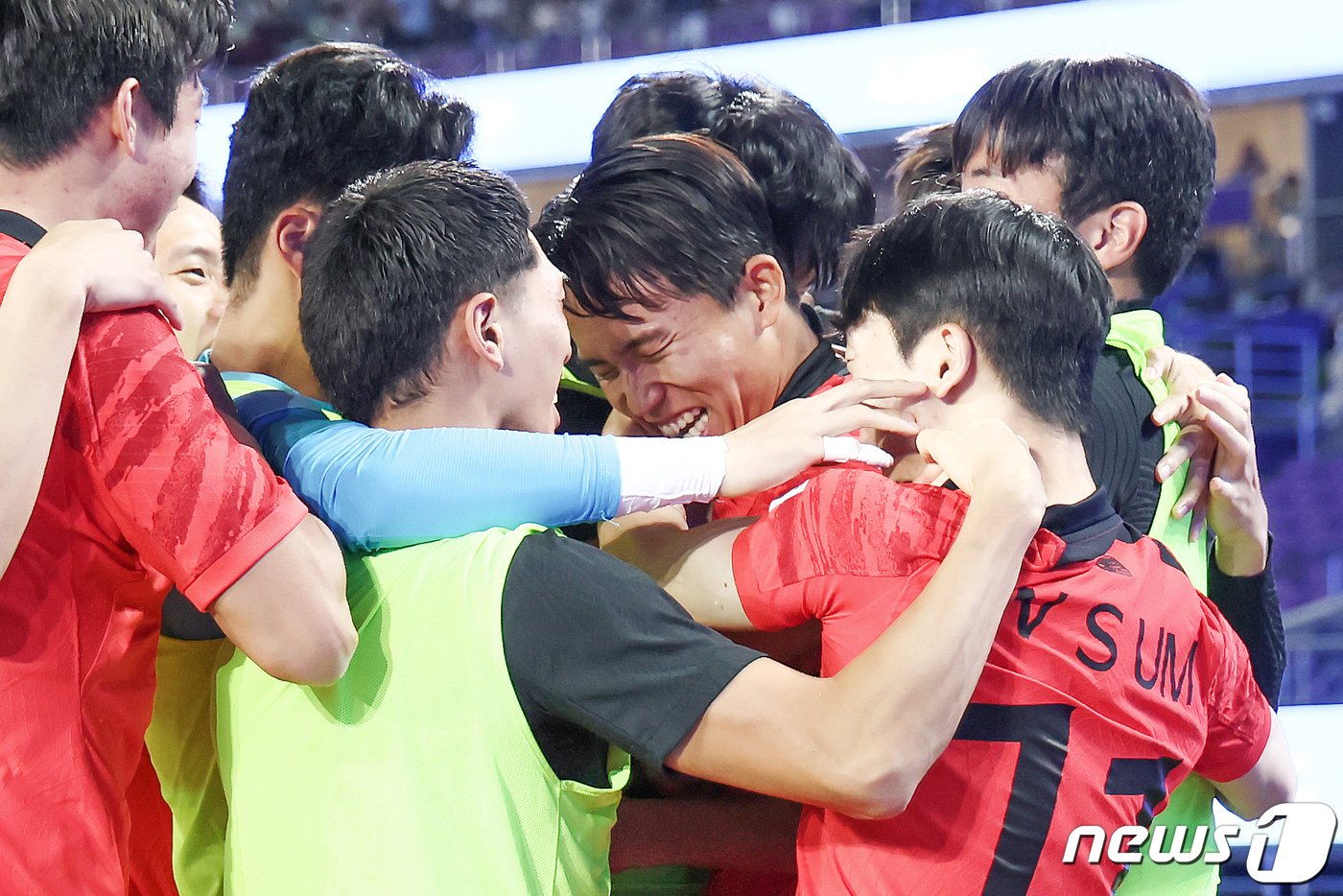 본문 이미지 - 대한민국 정우영이 4일 오후 중국 항저우 황룽 스포츠센터 스타디움에서 열린 2022 항저우 아시안게임 남자 축구 대한민국과 우즈베키스탄의 4강전에서 전반 4분만에 첫 골을 넣은 뒤 동료들에게 둘러싸여 기쁨을 나누고 있다. 2023.10.4/뉴스1 ⓒ News1 민경석 기자
