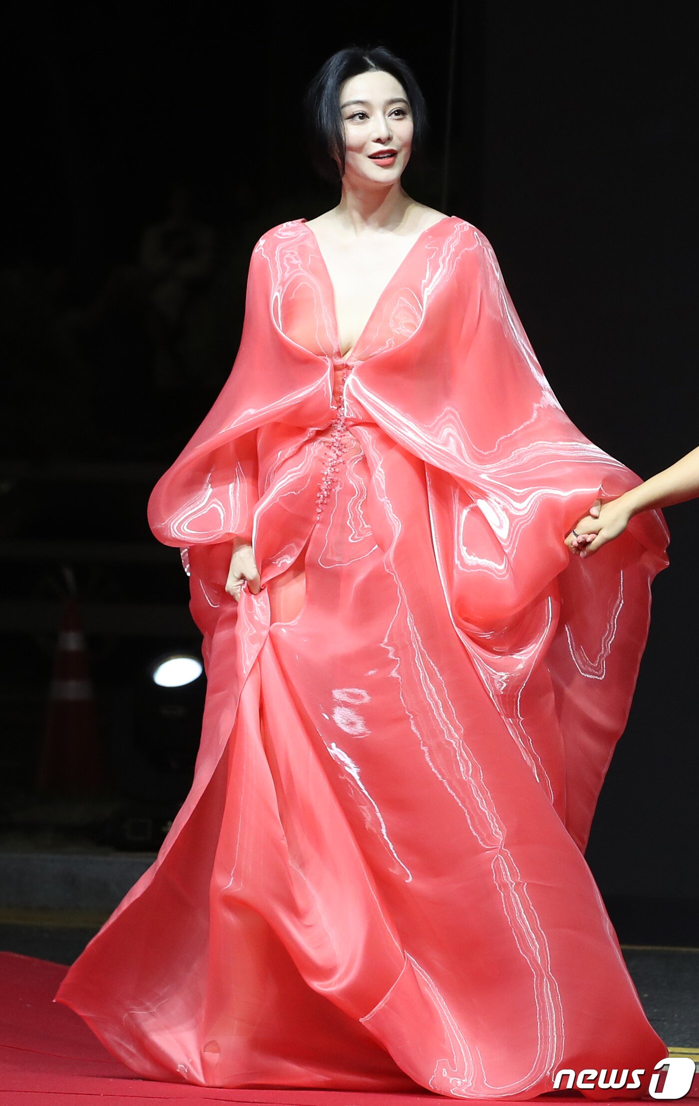 본문 이미지 - 중국계 배우 판빙빙이 4일 오후 부산 해운대구 영화의전당에서 열린 ‘제28회 부산국제영화제’(BIFF) 개막식에서 레드카펫을 밟고 있다. ⓒ News1 권현진 기자