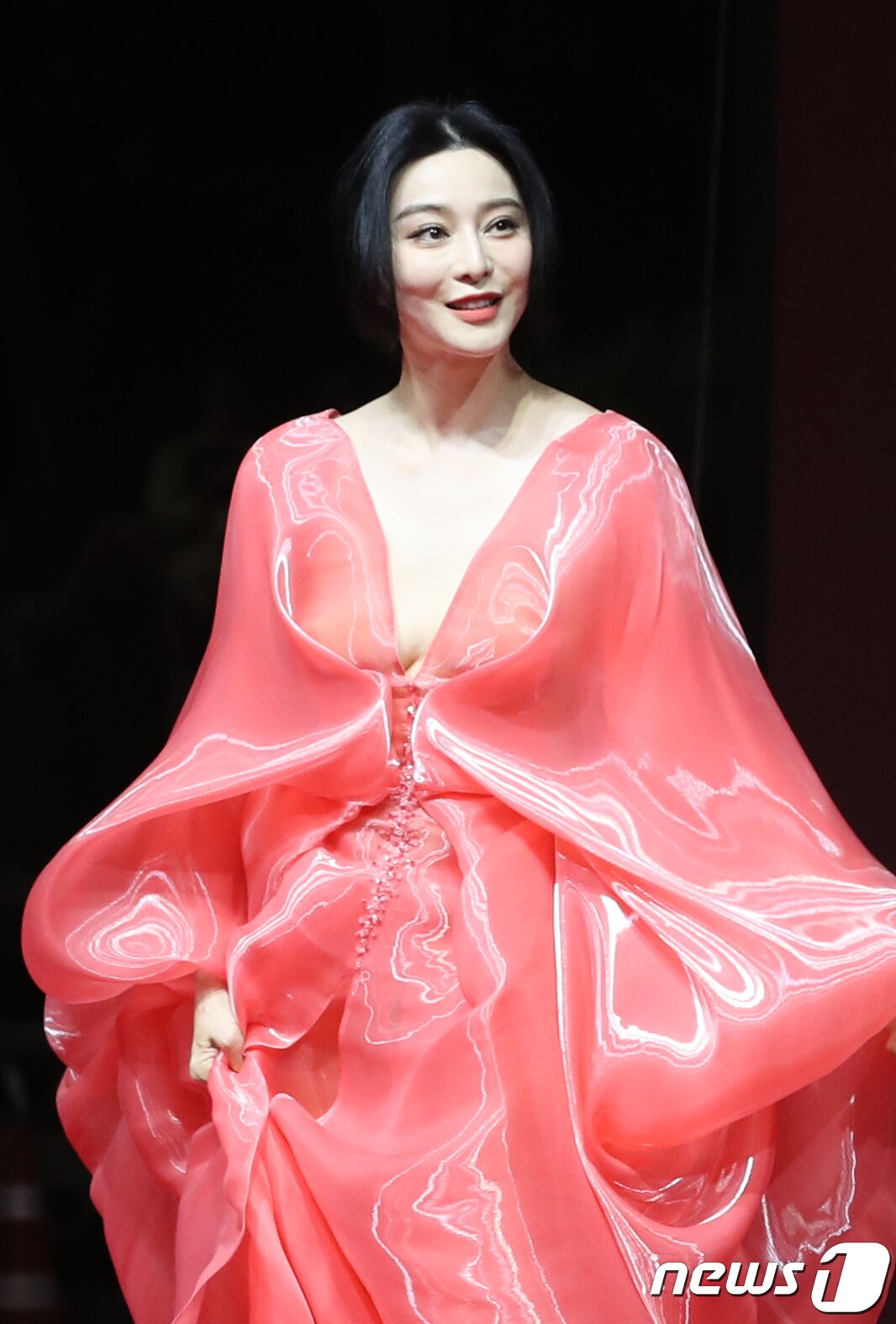 본문 이미지 - 중국계 배우 판빙빙이 4일 오후 부산 해운대구 영화의전당에서 열린 ‘제28회 부산국제영화제’(BIFF) 개막식에서 레드카펫을 밟고 있다. ⓒ News1 권현진 기자