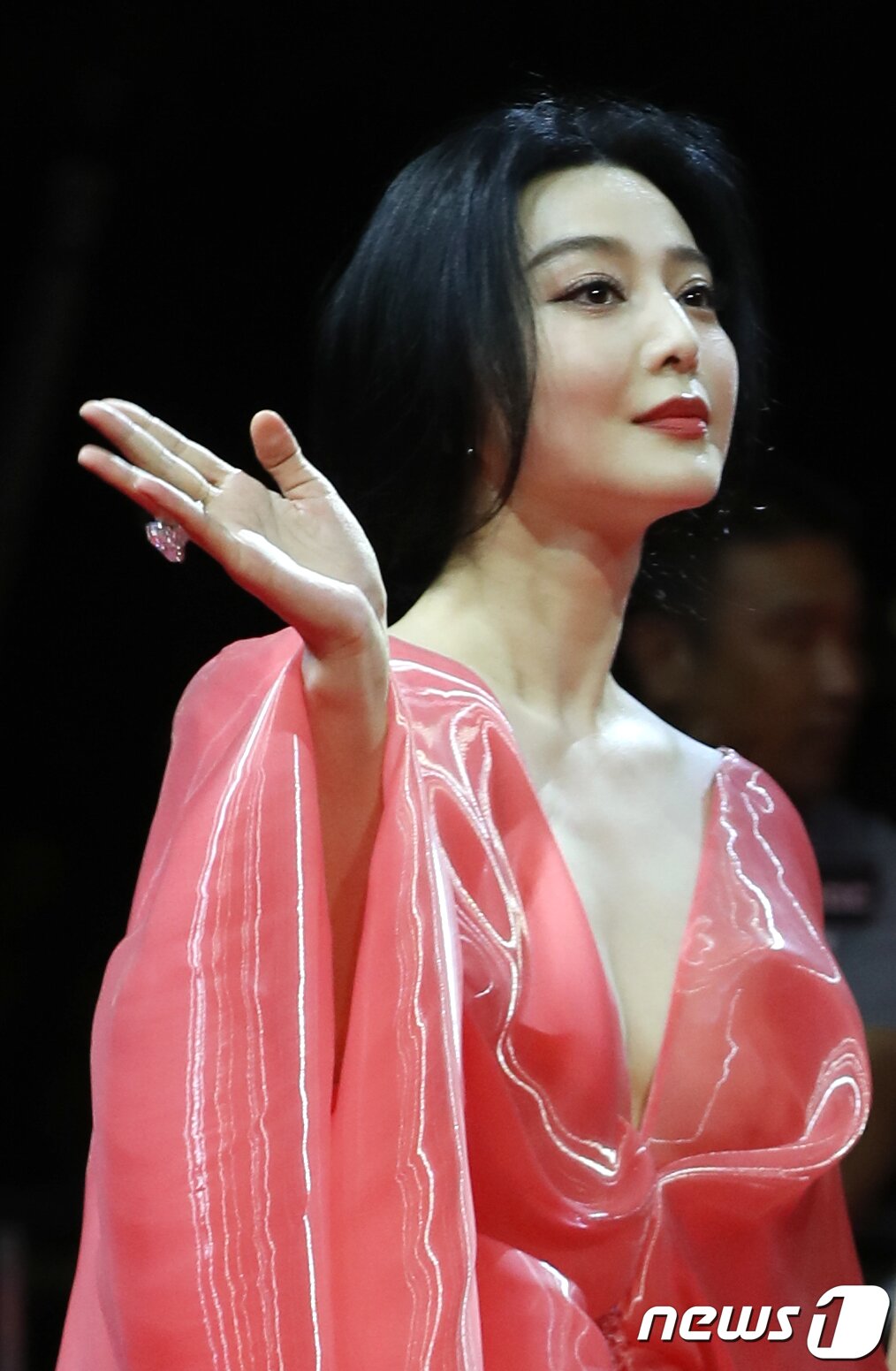 본문 이미지 - 중국계 배우 판빙빙이 4일 오후 부산 해운대구 영화의전당에서 열린 ‘제28회 부산국제영화제’(BIFF) 개막식에서 인사를 하고 있다. ⓒ News1 권현진 기자