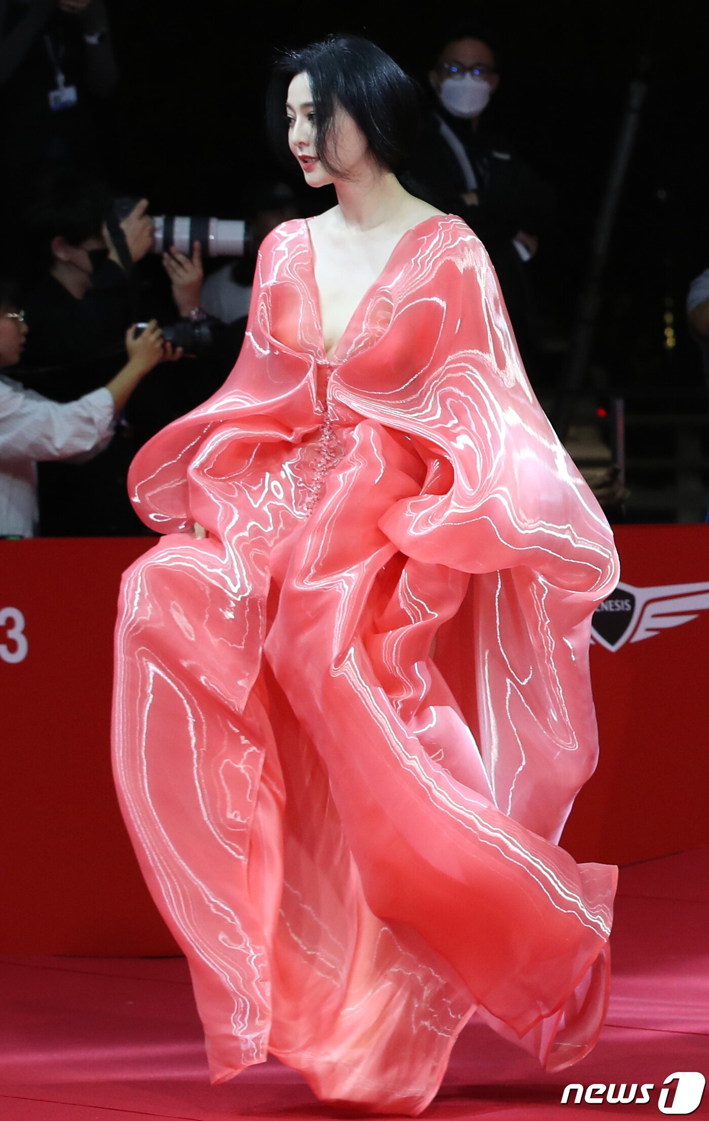 본문 이미지 - 중국계 배우 판빙빙이 4일 오후 부산 해운대구 영화의전당에서 열린 ‘제28회 부산국제영화제’(BIFF) 개막식에서 레드카펫을 밟고 있다. ⓒ News1 권현진 기자