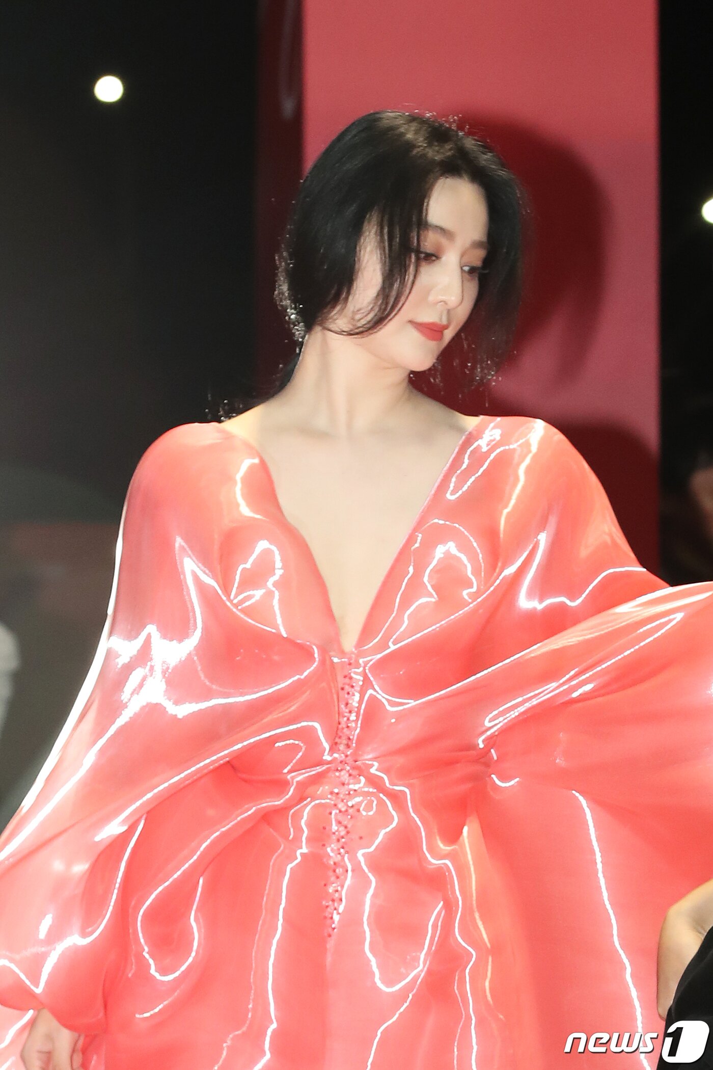 본문 이미지 - 중국계 배우 판빙빙이 4일 오후 부산 해운대구 영화의전당에서 열린 ‘제28회 부산국제영화제’(BIFF) 개막식에서 레드카펫을 밟고 있다. ⓒ News1 권현진 기자