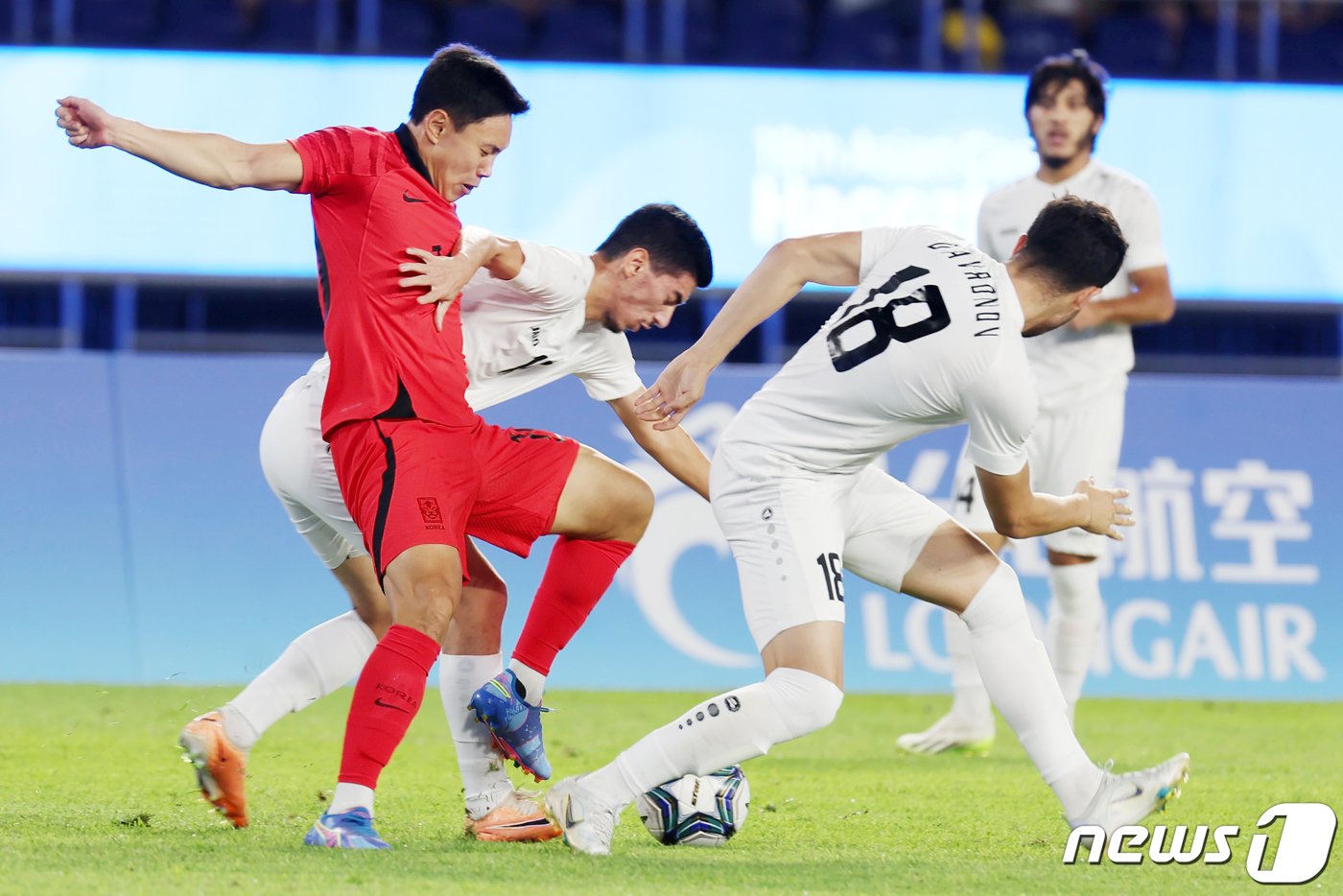 4일 오후 중국 항저우 황룽 스포츠센터 스타디움에서 열린 2022 항저우 아시안게임 남자 축구 대한민국과 우즈베키스탄의 4강전에서 대한민국 조영욱이 몸싸움을 벌이고 있다. 2023.10.4/뉴스1 ⓒ News1 민경석 기자